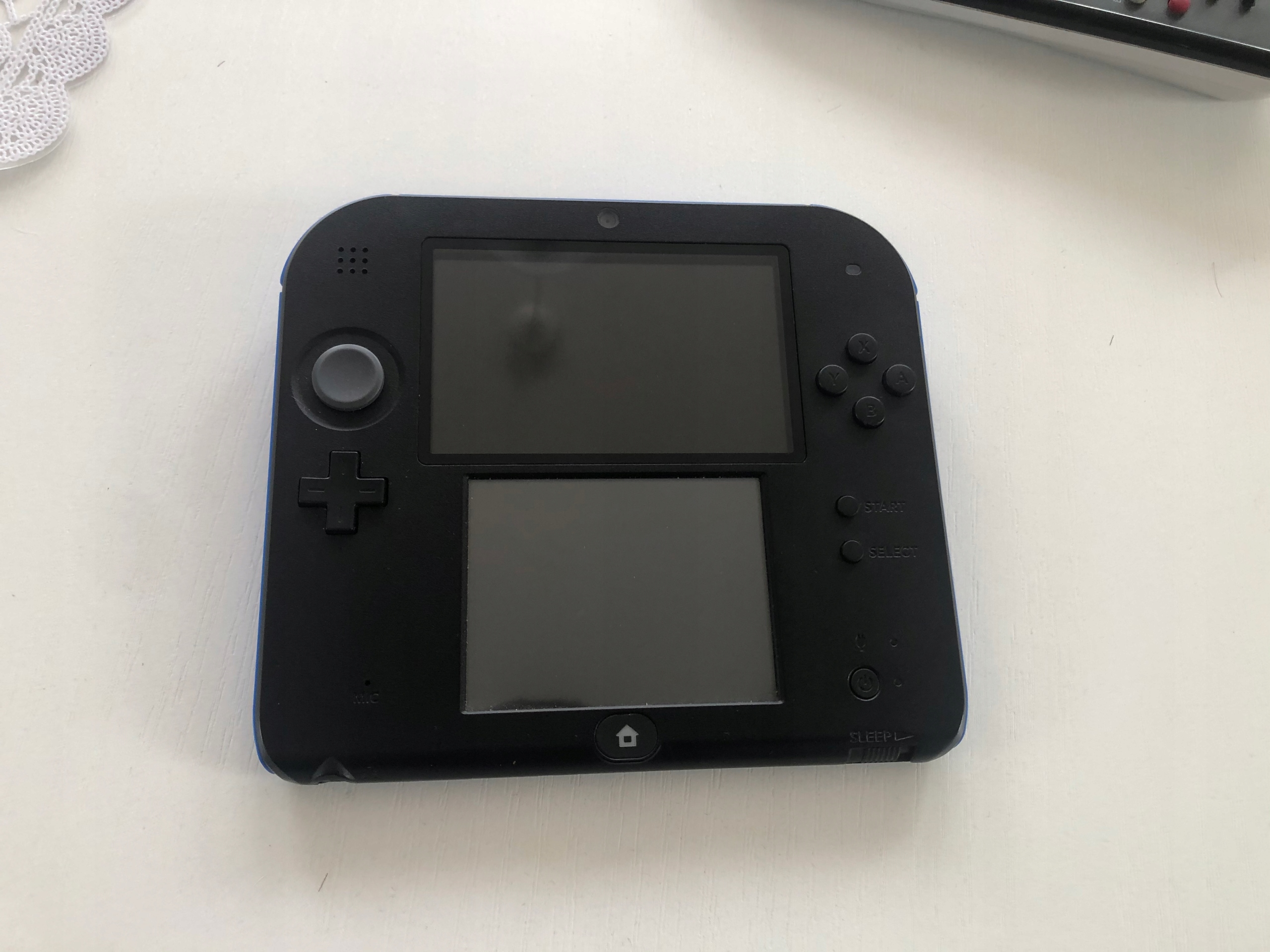 Konsola Nintendo 2DS czarno - niebieska