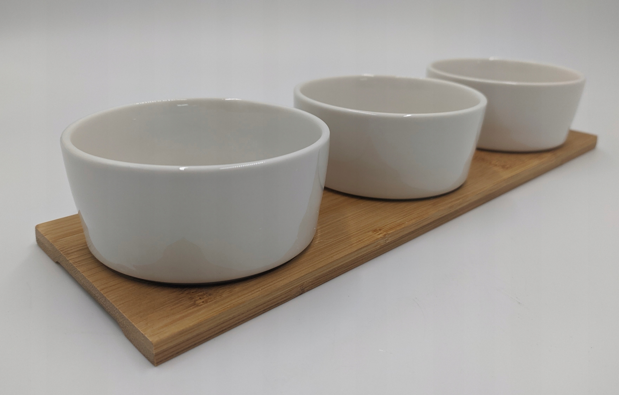 DESKA BAMBUSOWA Z BIAŁYMI MISECZKAMI DO SERWOWANIA SOSÓW PRZEKĄSEK DIPÓW Pojemność 0.1 l