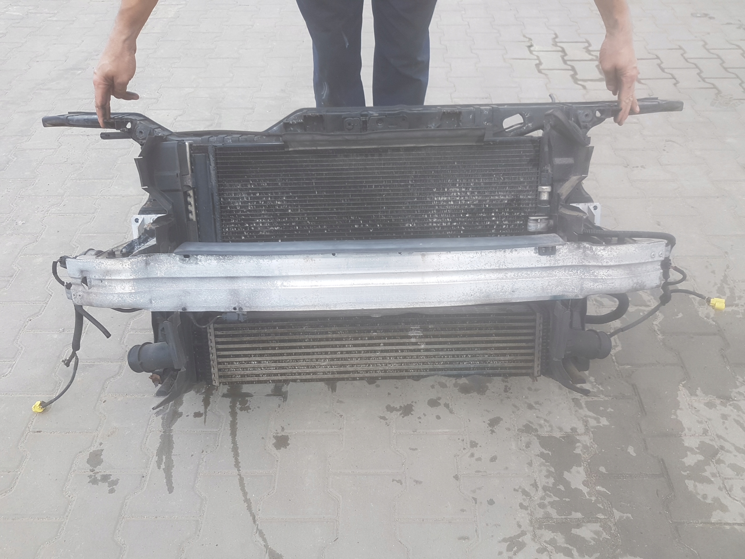 AUDI A4 B8 1.8 TFSI PAS PRZEDNI CHŁODNICE MANUAL