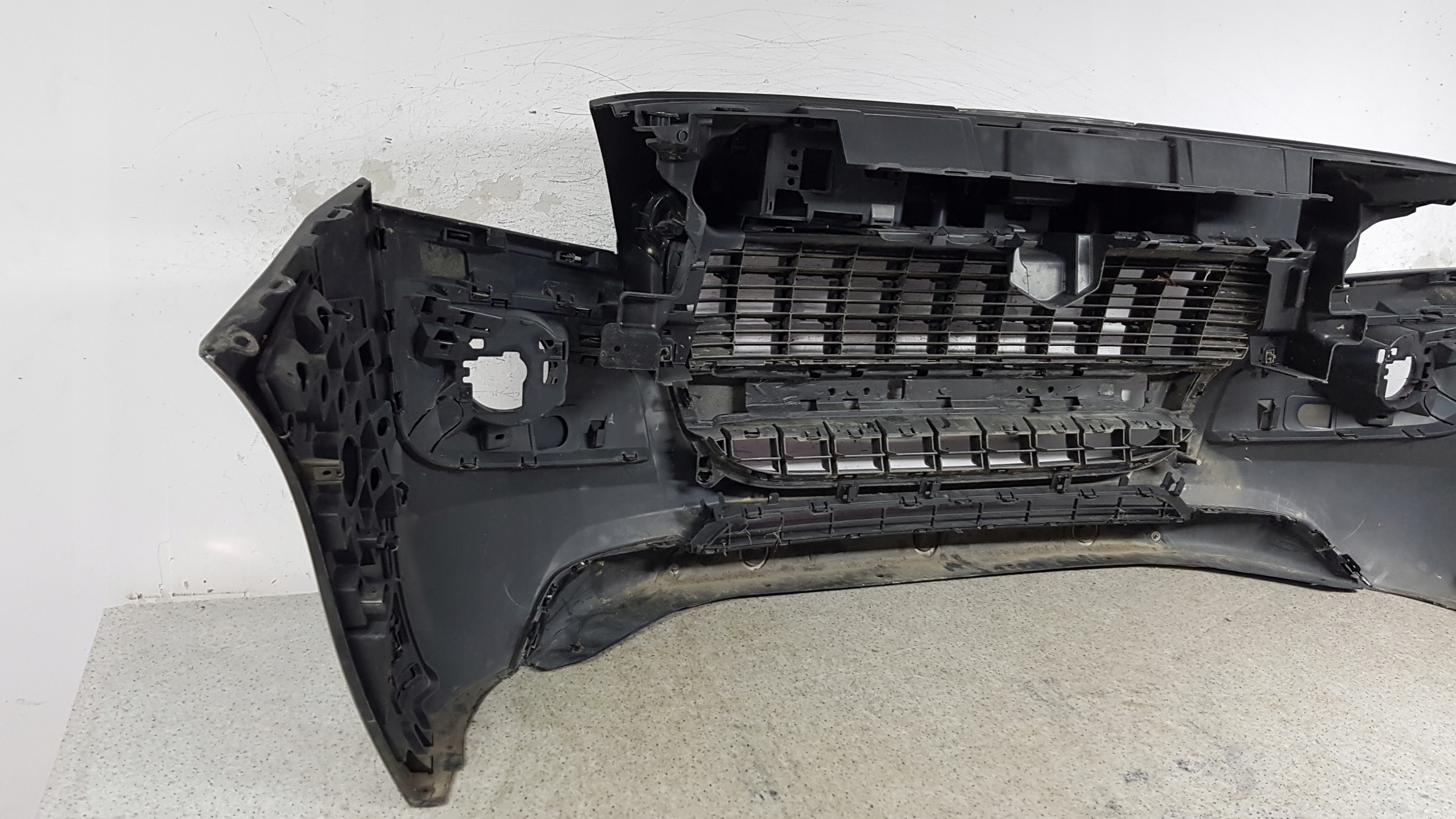 PEUGEOT 3008 2009 - bumper front 8633