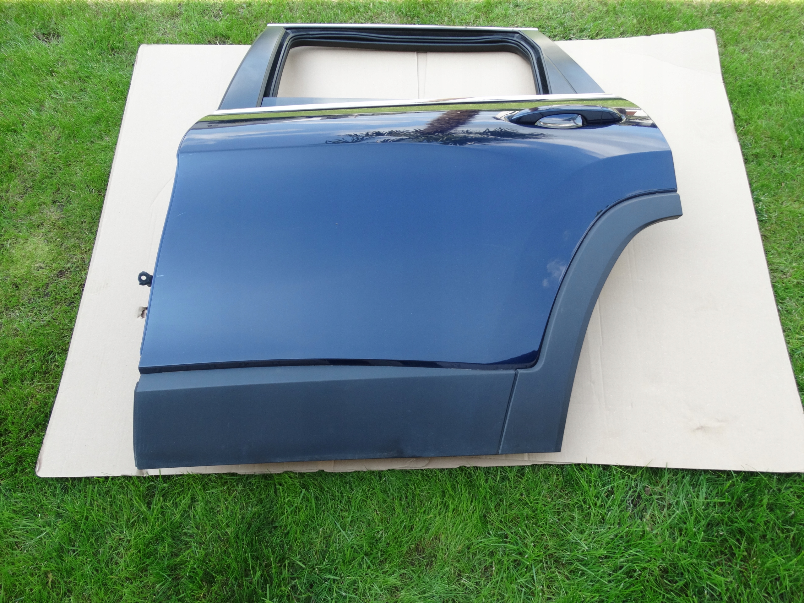 JEEP CHEROKEE V KL DRZWI LEWY TYŁ TYLNE LEWE ORYGINAŁ W KOLOR PBU