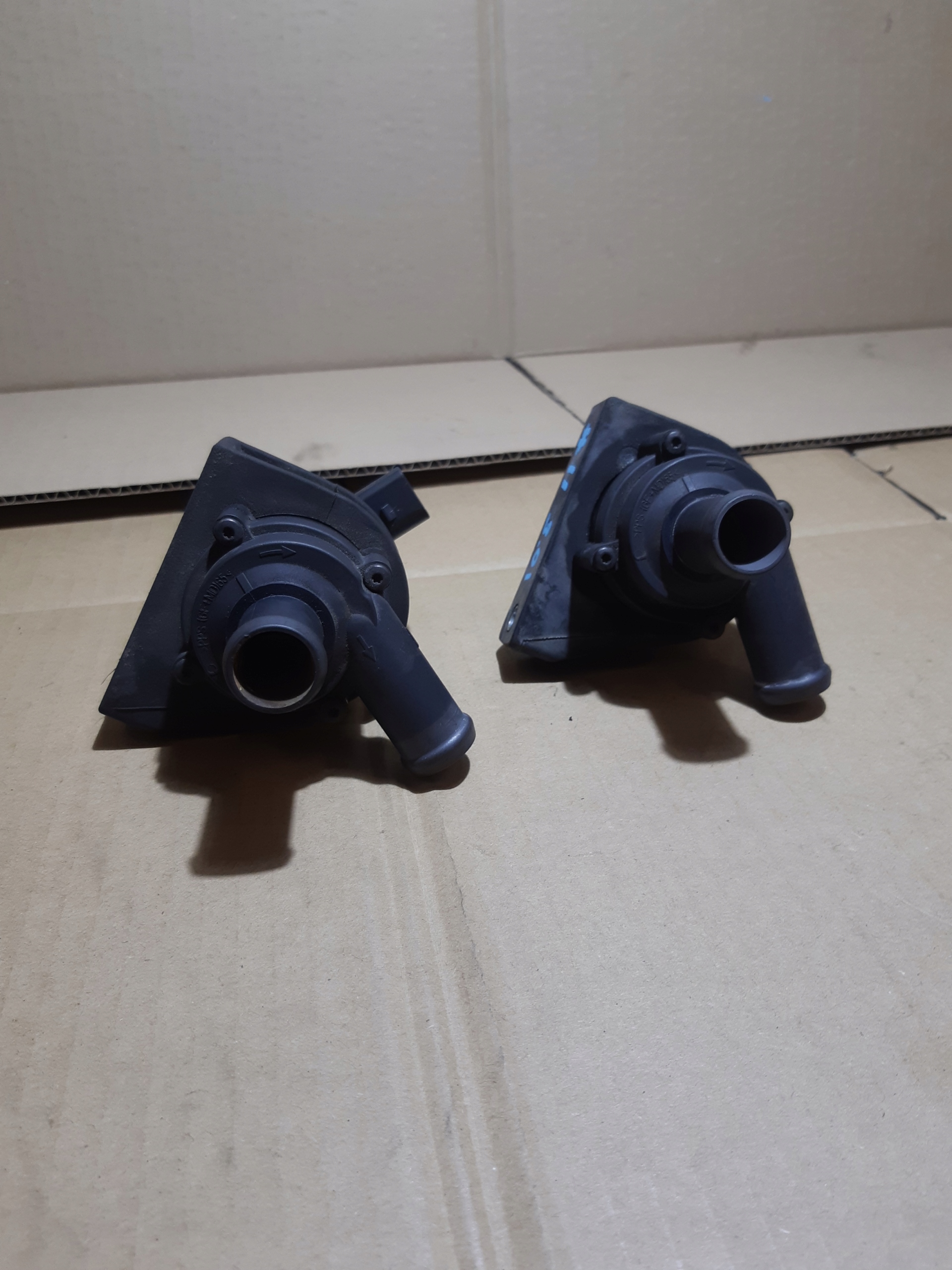 AUDI A4 B8 A5 Q5 dodatková pumpa pumpa vody 06H965561