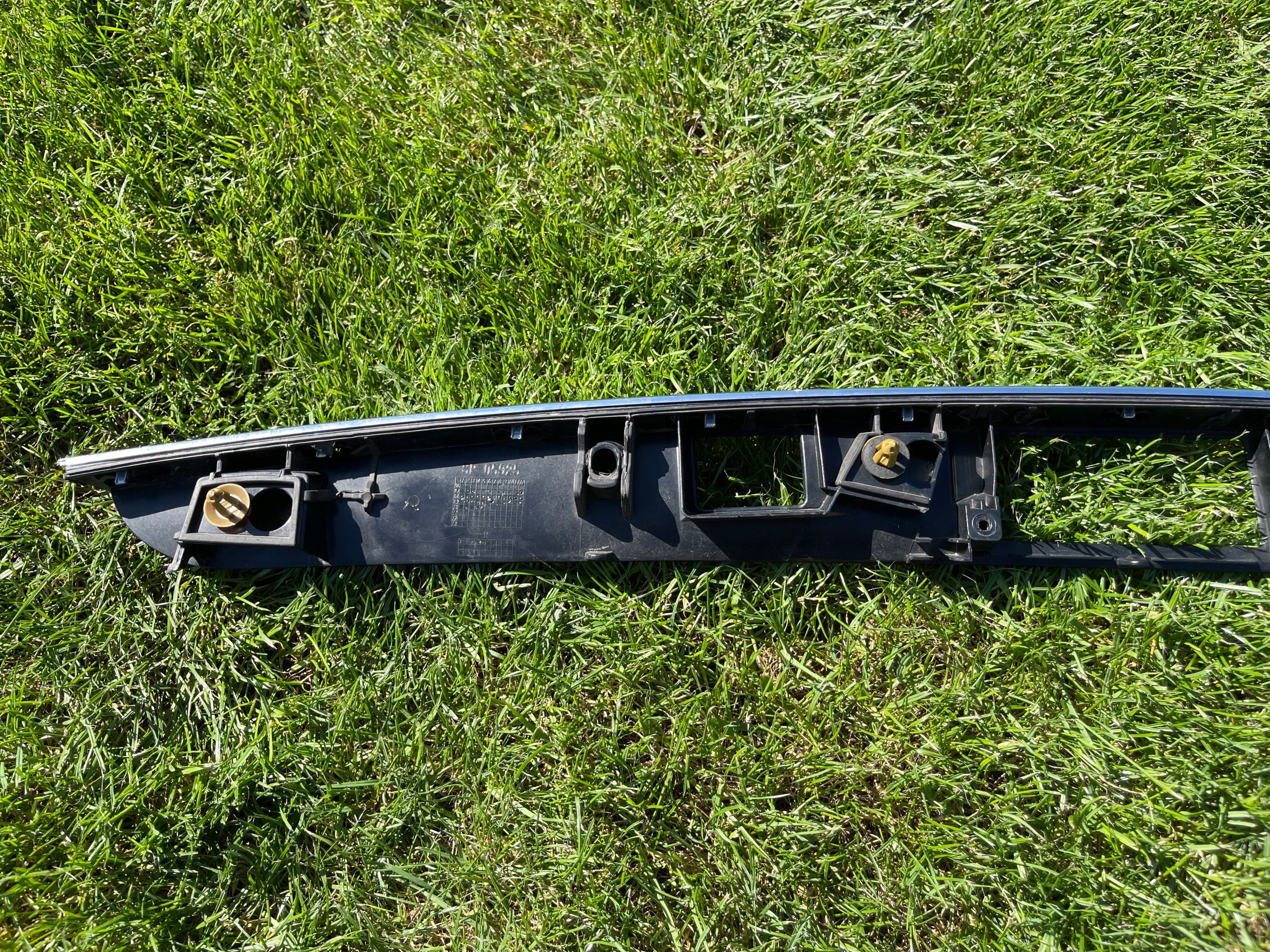 MERCEDES W204 KOMBI BLENDA LISTWA CHROM KLAPY BAGAŻNIKA TYŁ A2047400593 Strona zabudowy tył