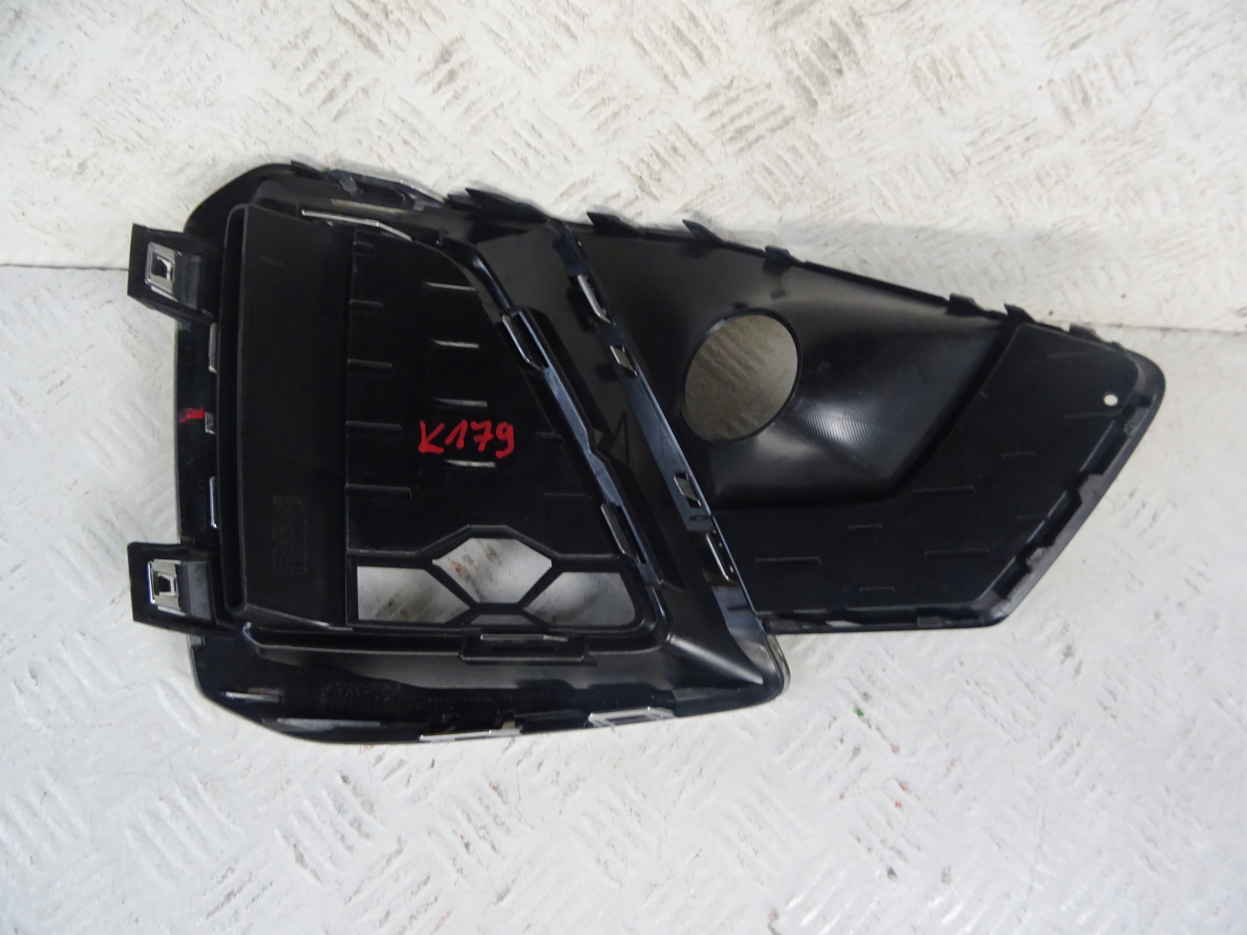 grid of a bumper front front right AUDI A4 B9 LIFT S-LINE 8W0807682AM