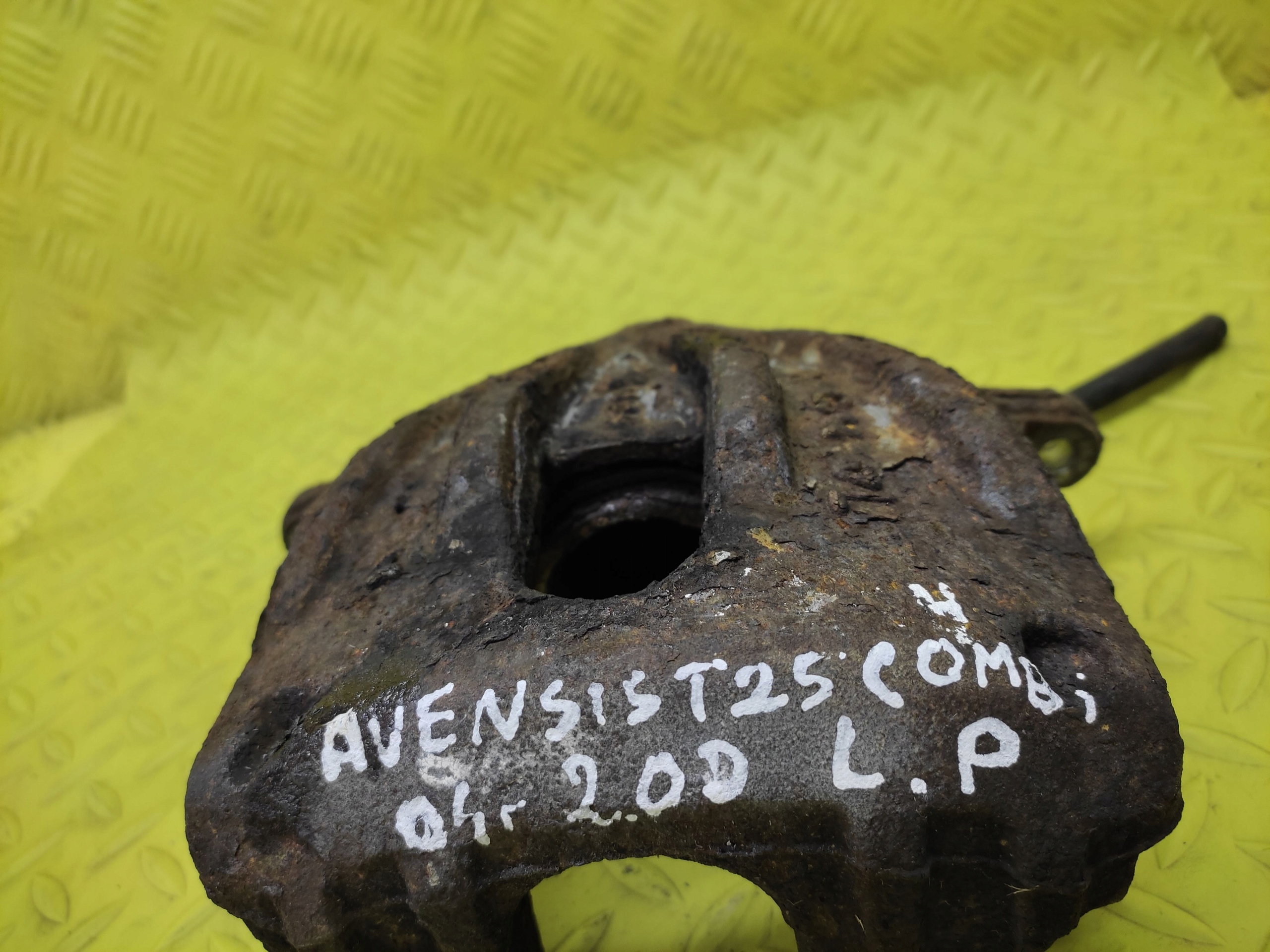 TOYOTA AVENSIS T25 2.0 D4D caliper brake left front