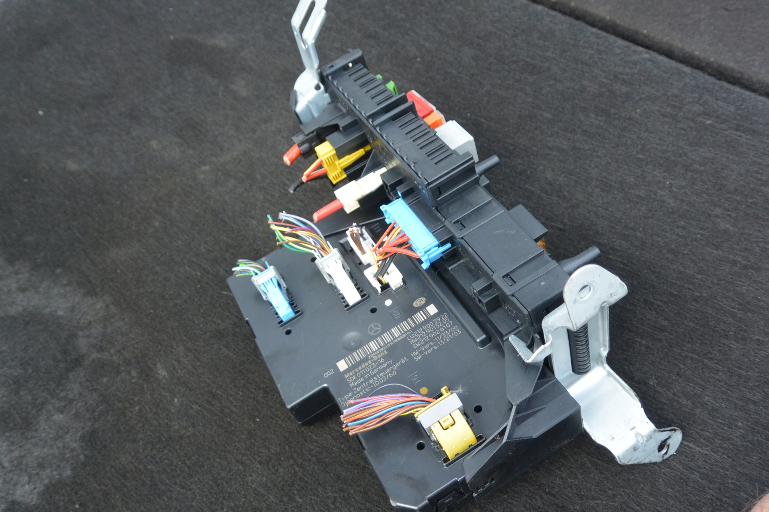 module control unit SAM compartment of fuses HYBRID E300 MERCEDES E W212 LIFT