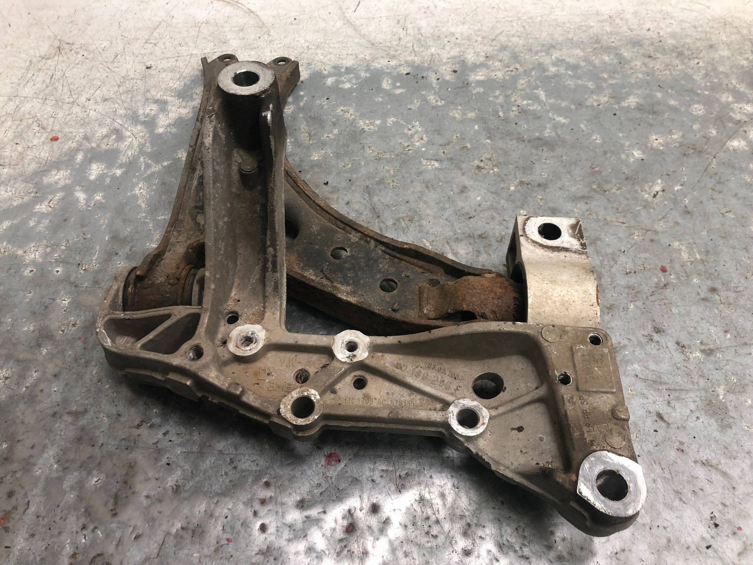 arm right front VW GOLF VI 1K0199296F