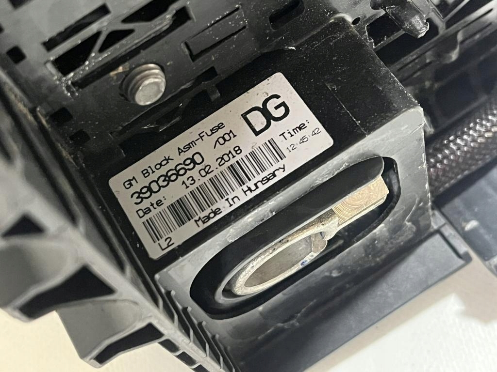 Module fusibles Complète OPEL CORSA E 18R 1.3 CDTI 39036690