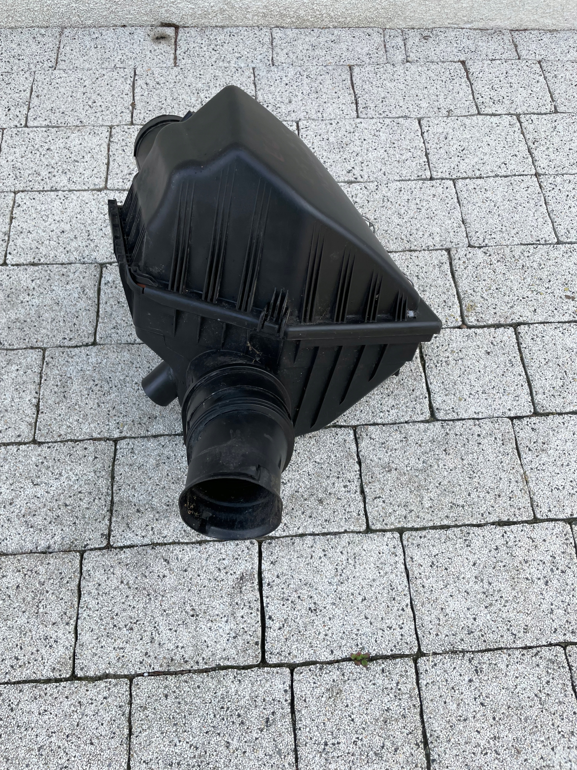 E61 E60 2.5i 3.0i air filter housing 7577779