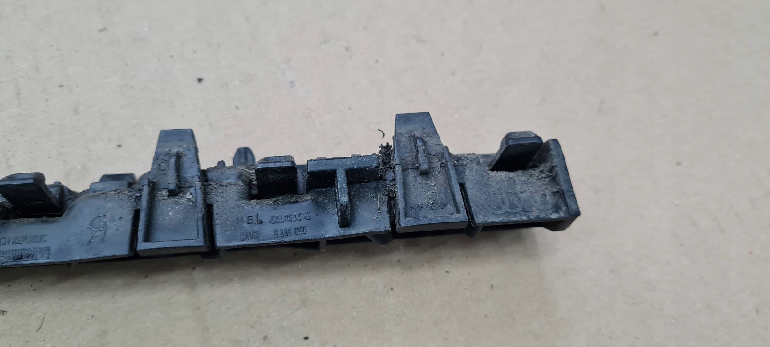 A6 C8 4K support UCHYWT holder mouldings PROGOWEJ right 4K0853860