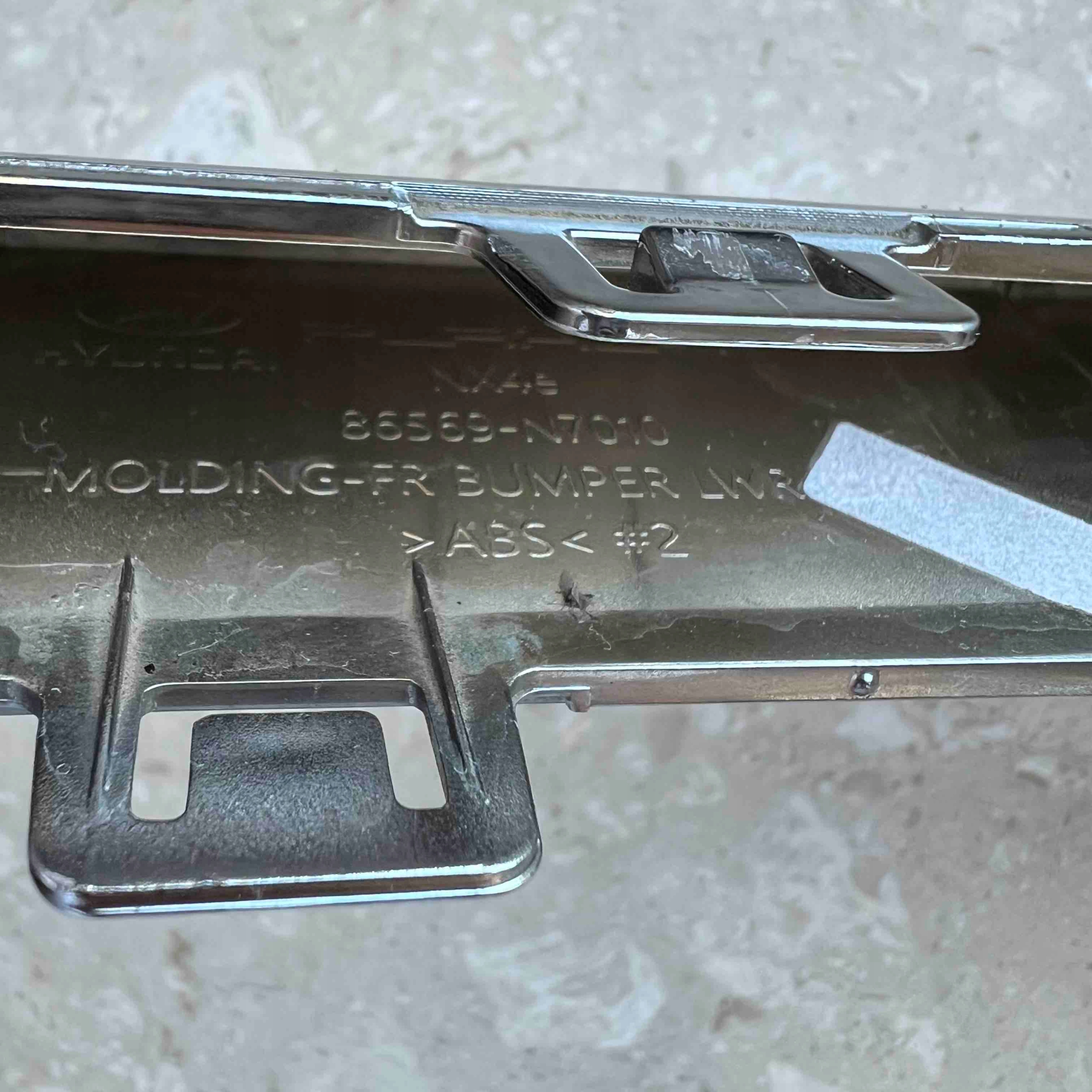 HYUNDAI TUCSON IV 2020- CHROM unterer mitte 86569-N7010