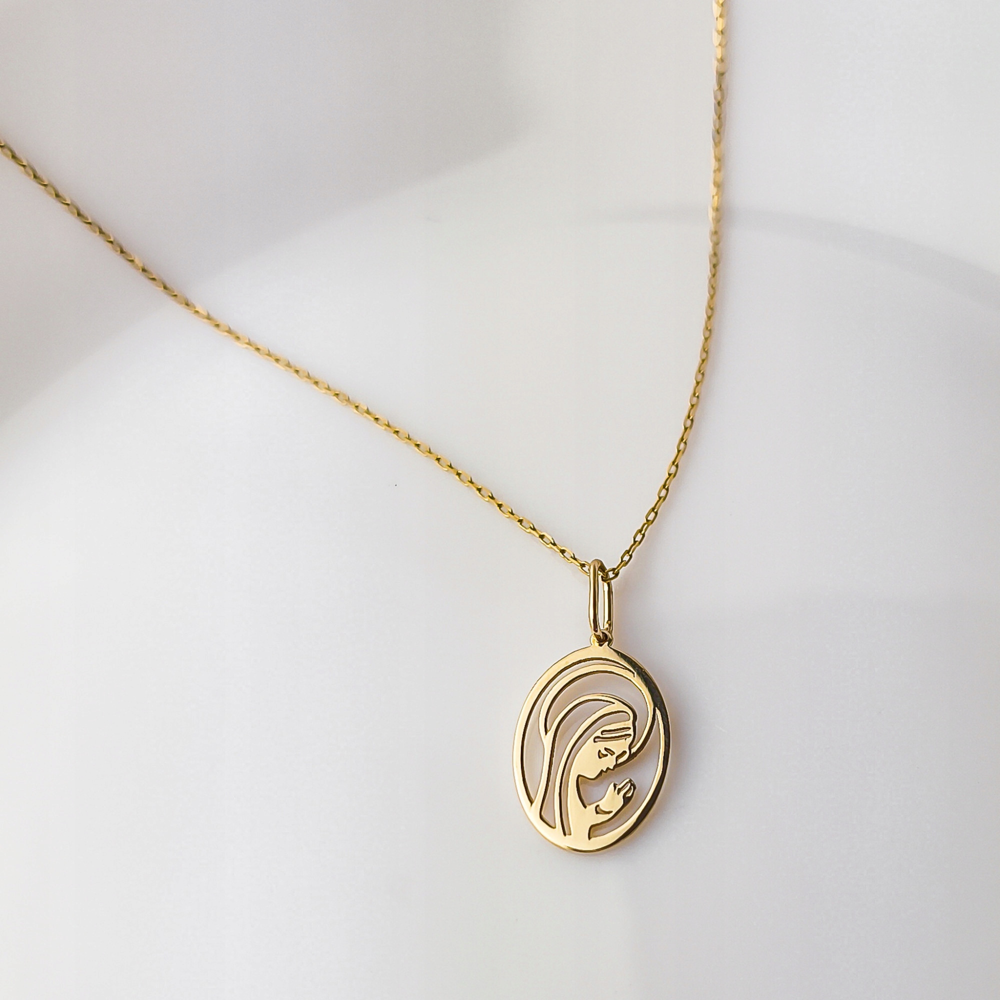 Zlatý přívěsek Matka Boží Oválný pr.585