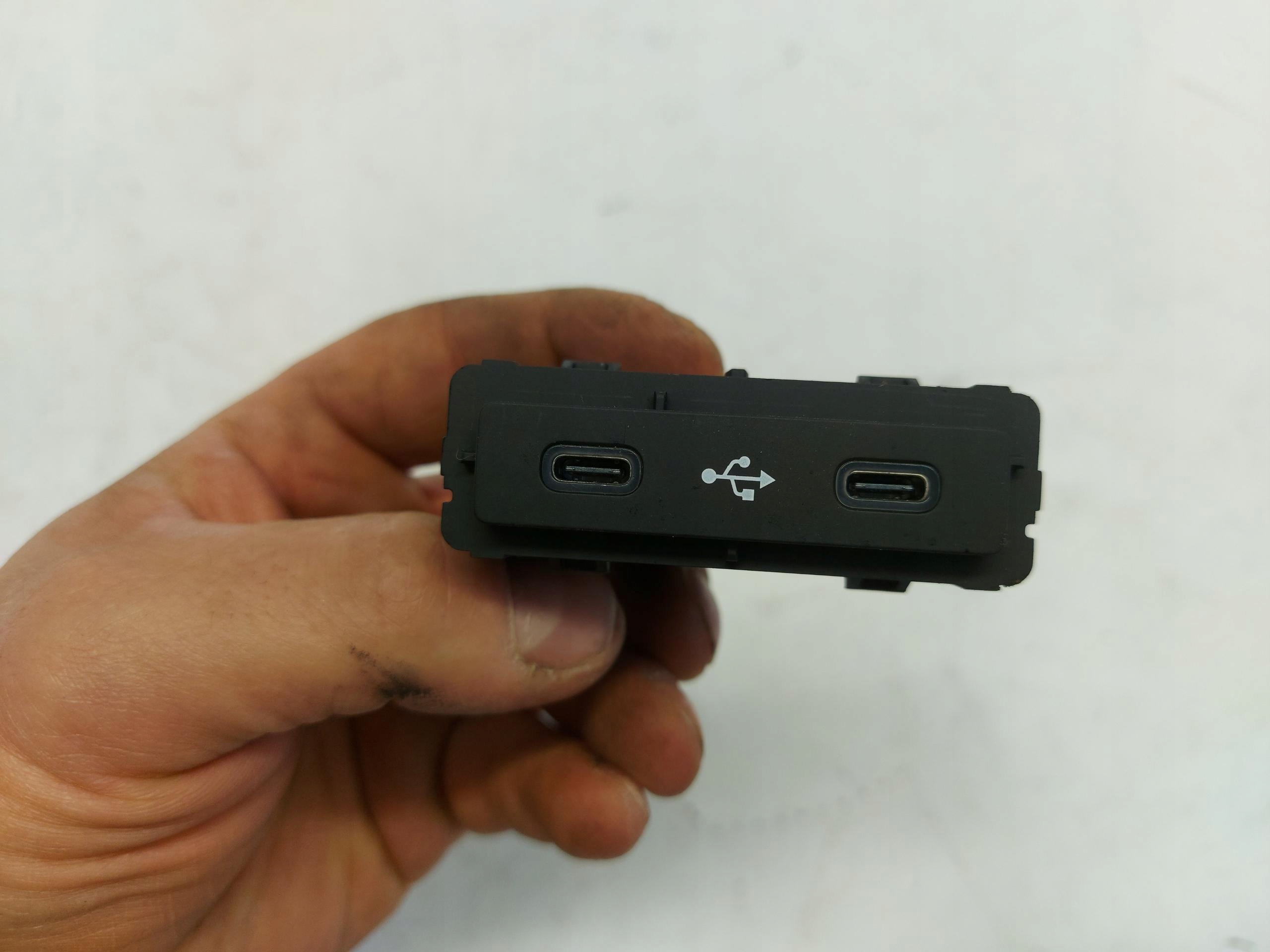 RENAULT AUSTRAL E adapter PORT USB 284H38566R