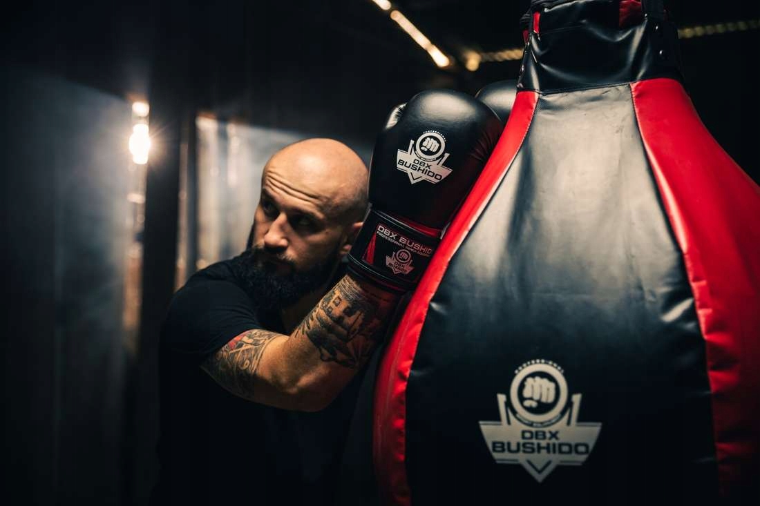 RĘKAWICE BOKSERSKIE SPARINGOWE TRENINGOWE DLA KOBIET MĘŻCZYZN BUSHIDO 10oz Kolor dominujący czarny