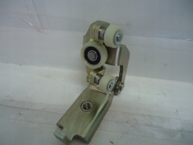 ROLKA ŚRODKOWA LEWA DRZWI BOCZNYCH SUWANYCH MERCEDES SPRINTER ANGLIK Numer katalogowy części ROLKA ŚRODKOWA LEWA SPRINTER ANGLIK 95 - 06 R