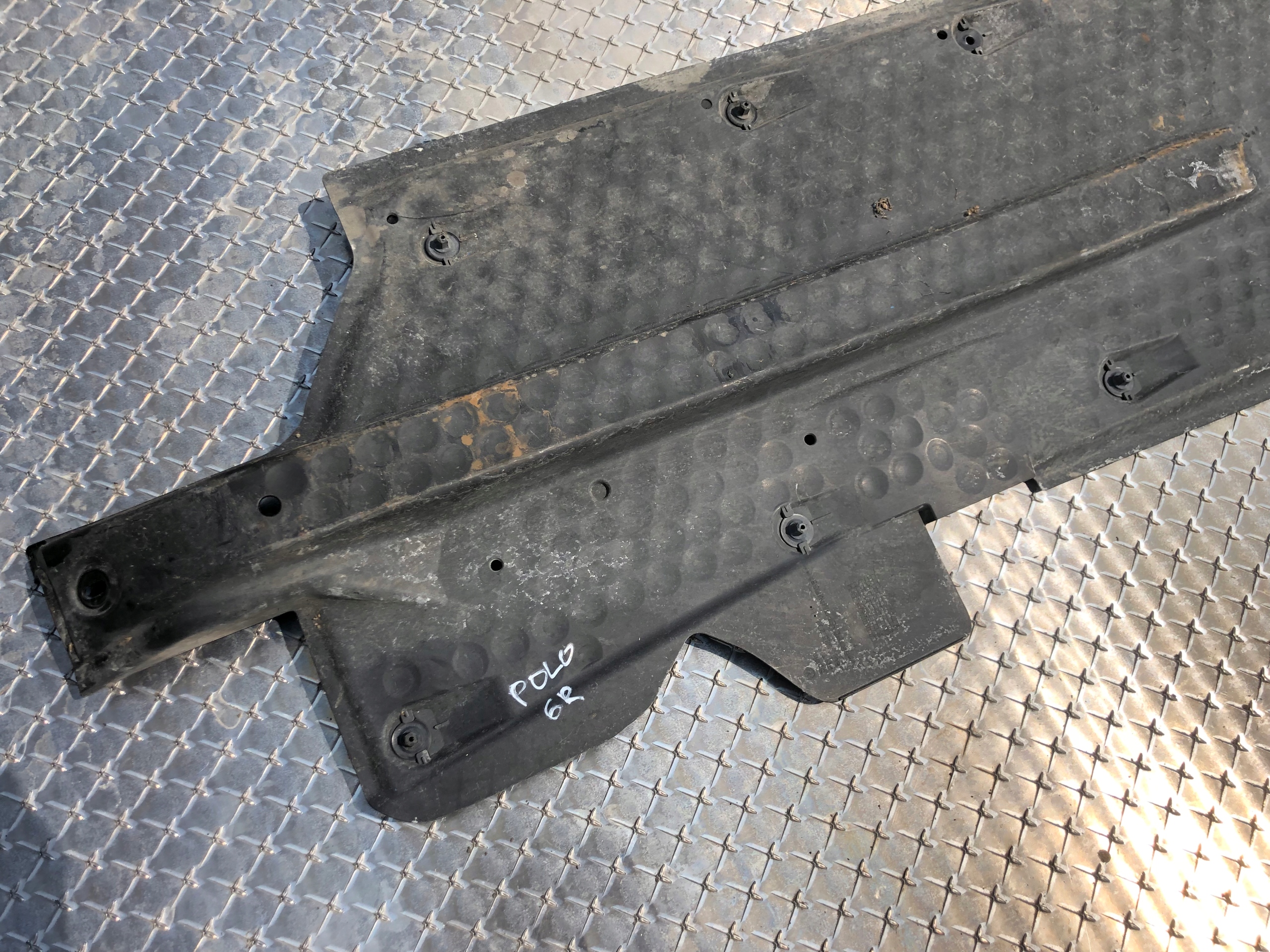 cover chassis left VW POLO V 6R 6Q0825201H