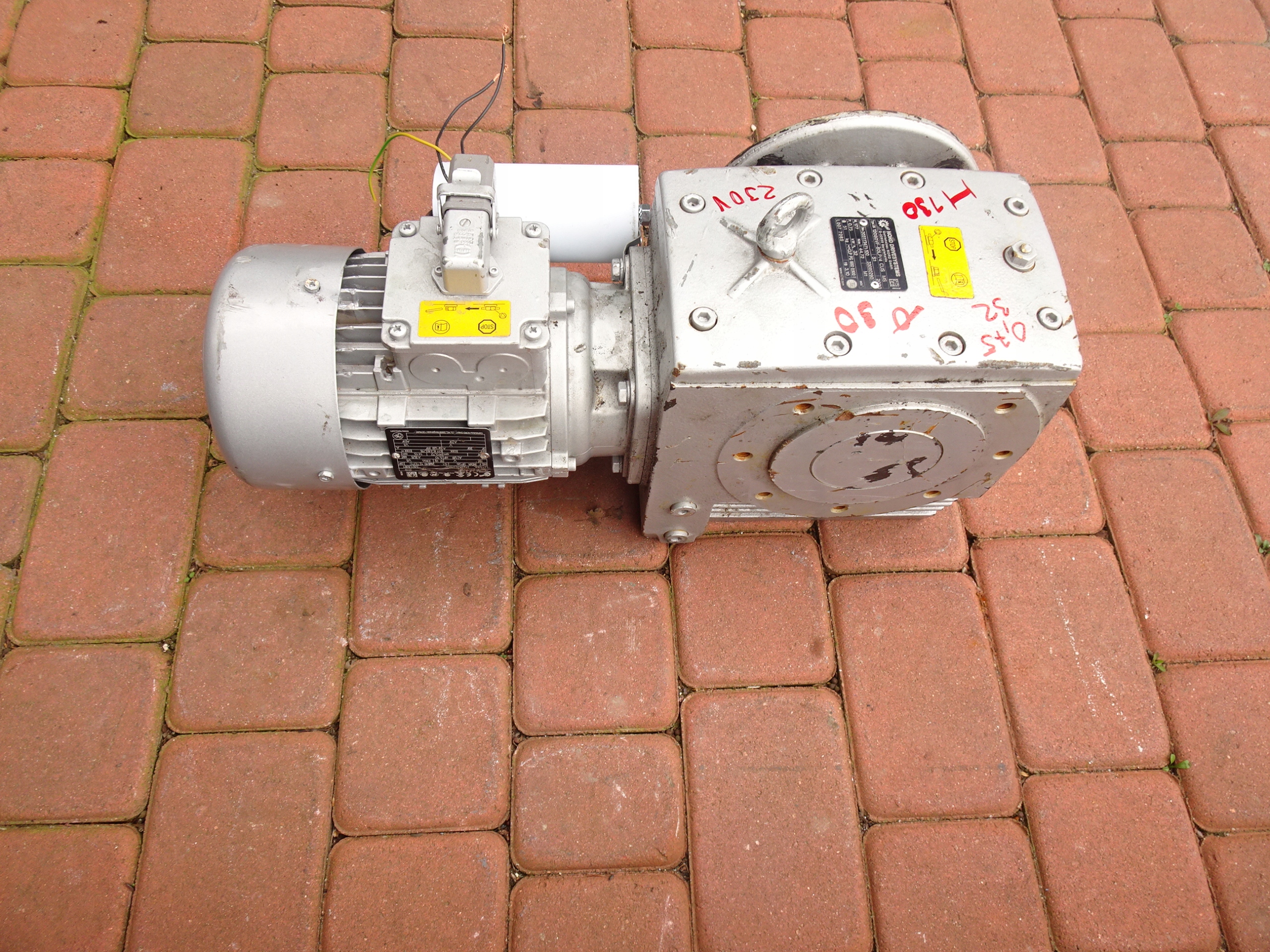 MOTOREDUKTOR KĄTOWY PRZEKŁADNIA NORD SK 0,75KW 32 OBR 177 NM 1 FAZA 230V Rodzaj motoreduktora ślimakowy