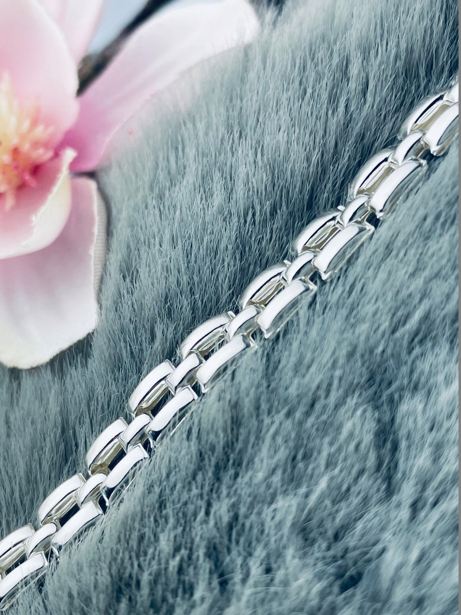 Stříbrný náramek je jednoduše leštěný