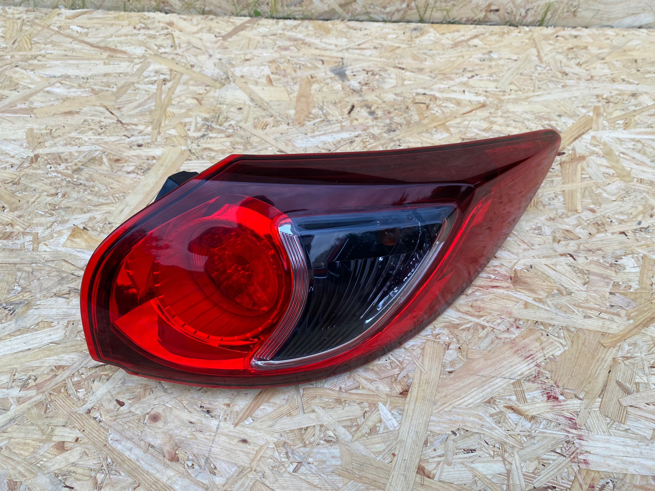 фонарь правый mazda CX5 и 2015r KD5451150