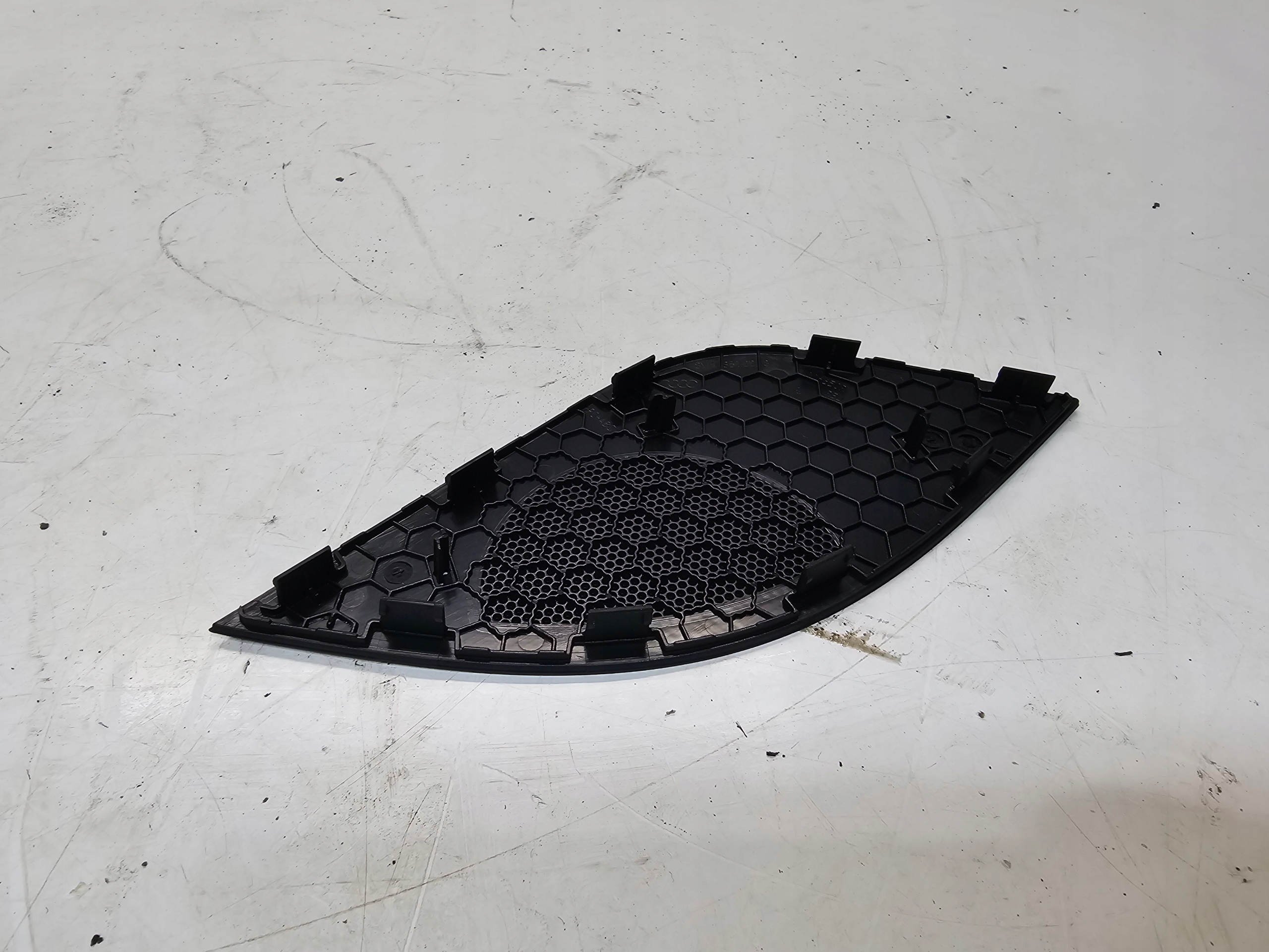 krycí repráku pravá AUDI A4 B9 8W1857228