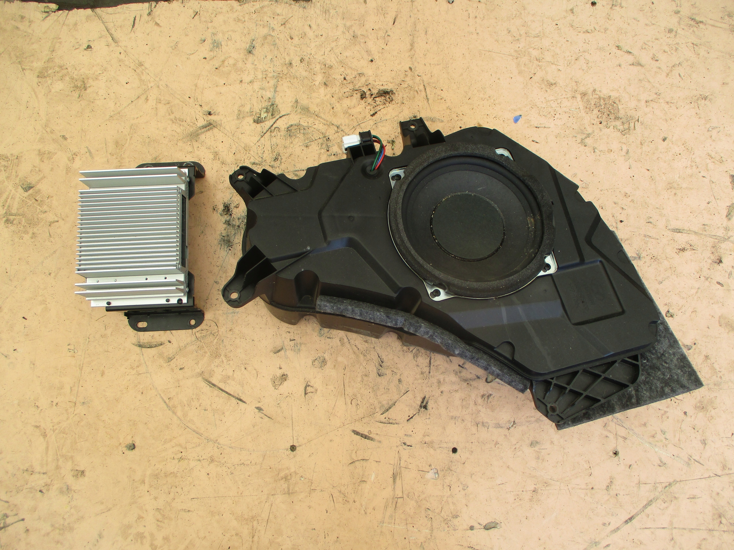 HYUNDAI IX35 УСИЛИТЕЛЬ 963702S301 AMP-400LME