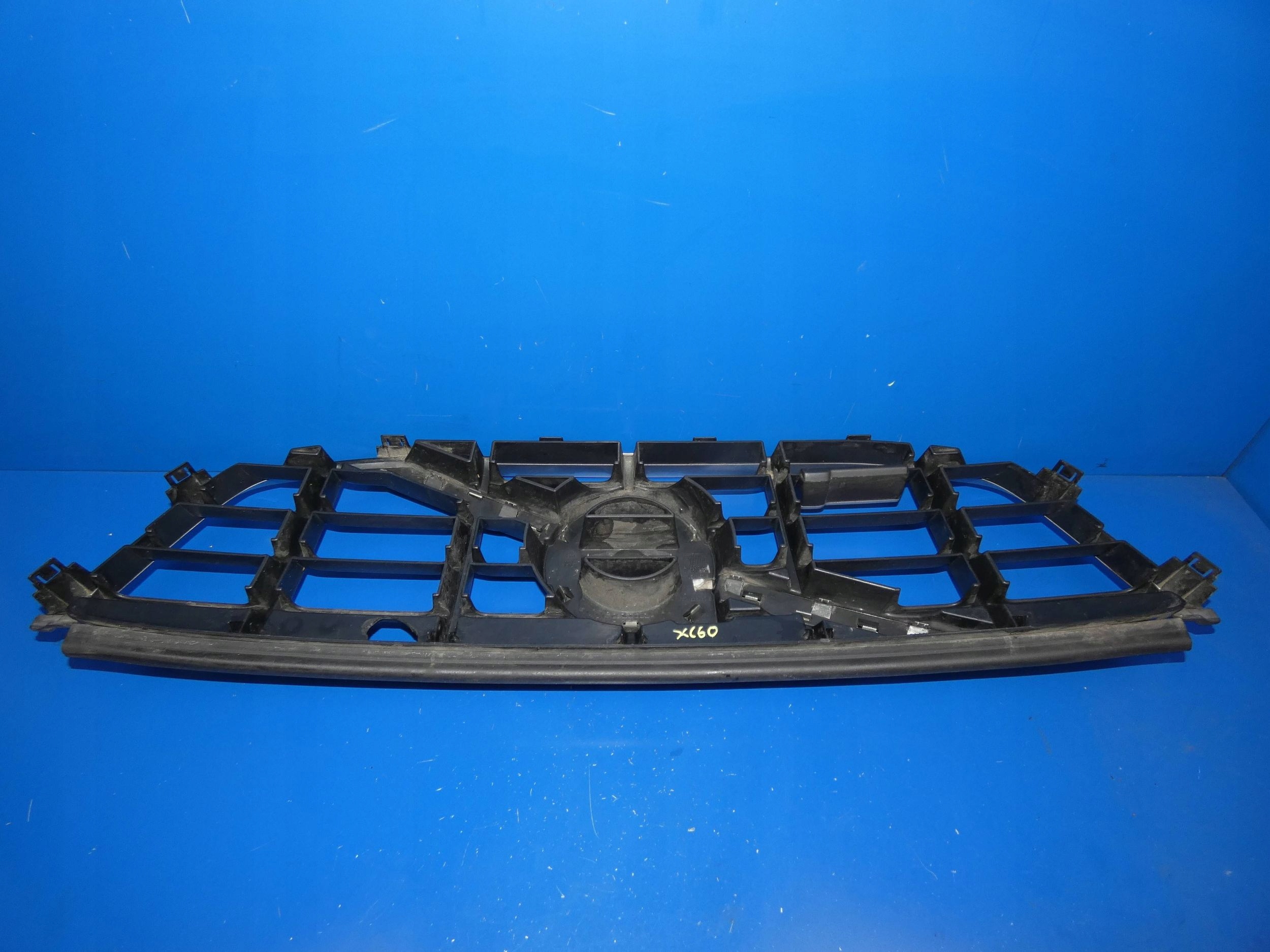 VOLVO XC60 and RDESIGN grill grille front DZIURA W PLASTIKU