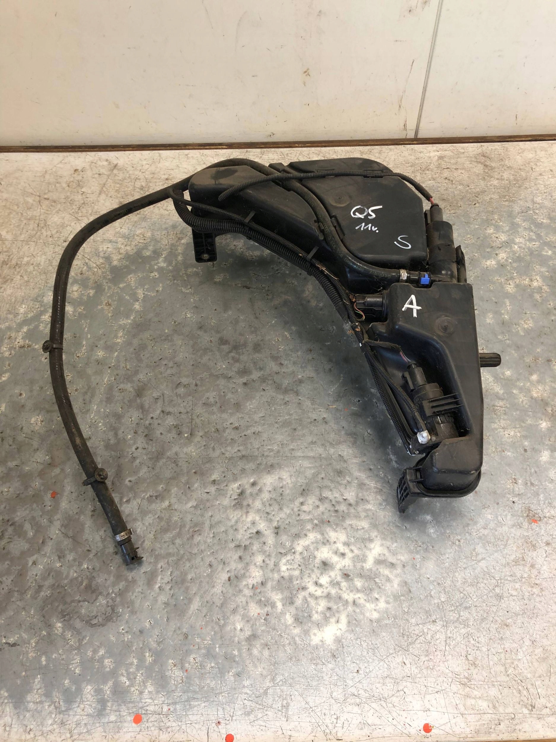 washer fluid tank AUDI Q5 8R0955453B