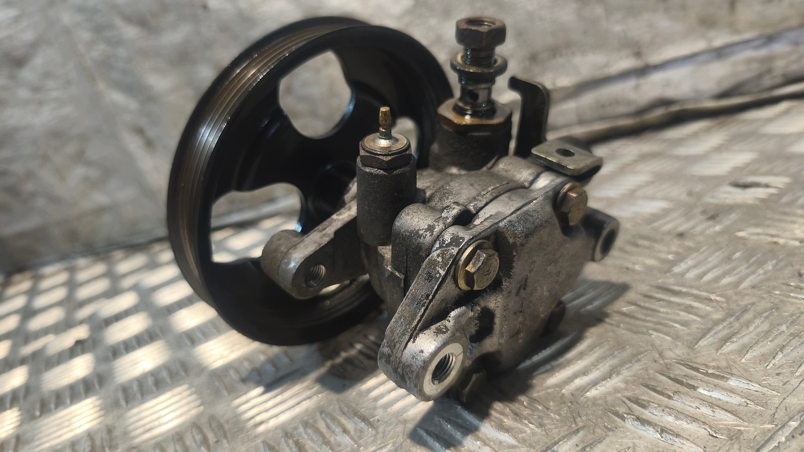 servo pump MITSUBISHI SPACE STAR 1.8GDI 2001r