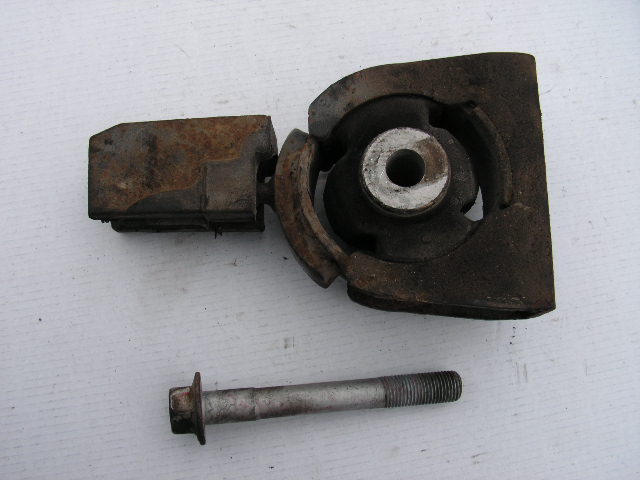 AVENSIS T25 2,0 D4D PODUSZKA SILNIKA PRZEDNIIA 126