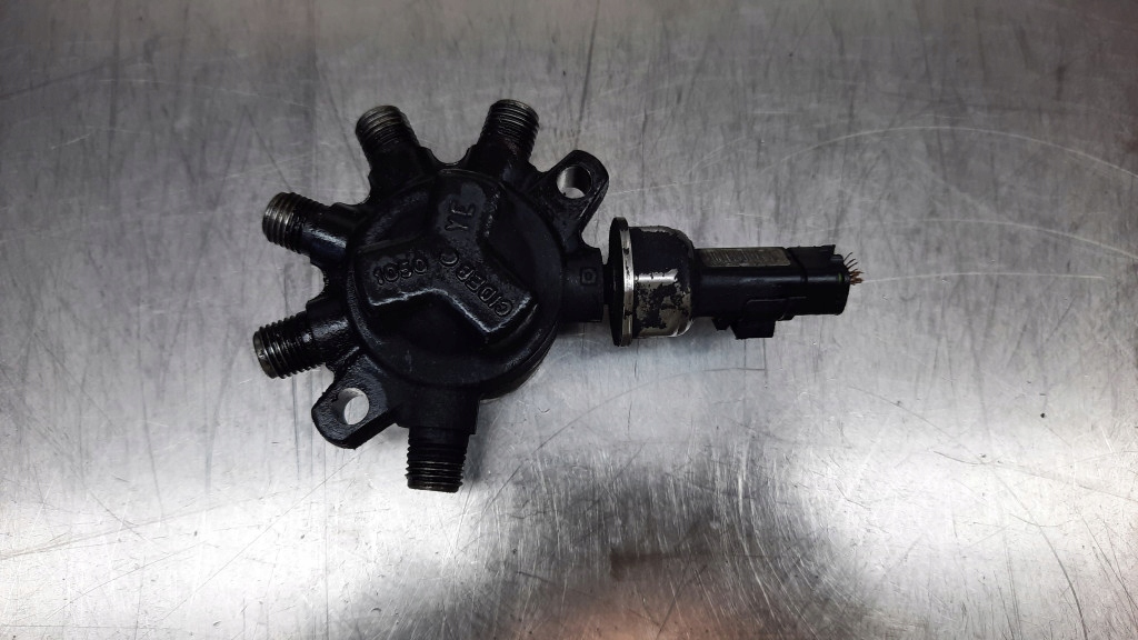 ROZDZIELACZ PALIWA 8200057232 RENAULT CLIO II 1.5 DCI