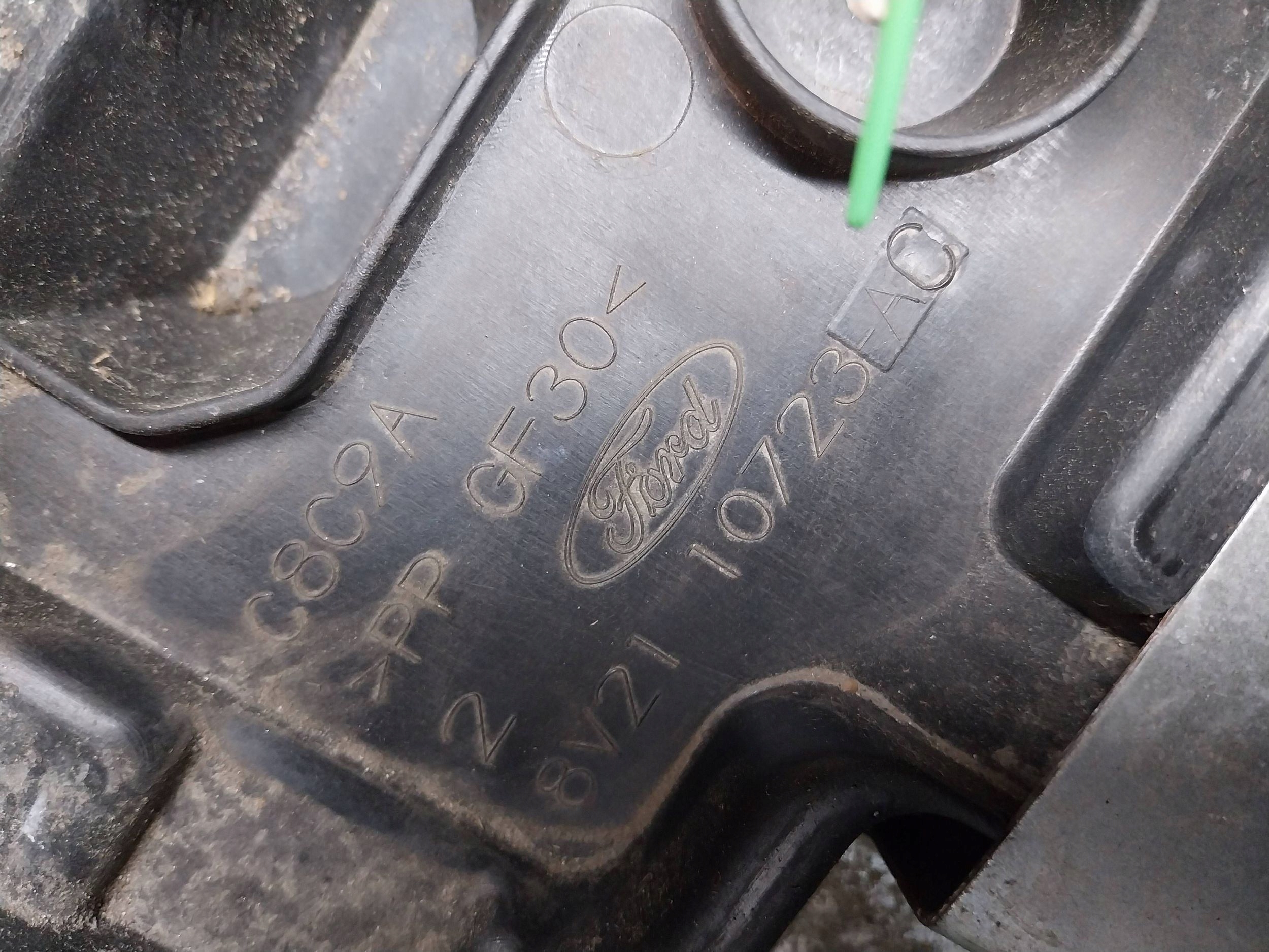 držiak Obal akumulátora 8V21-10723-AC FORD FIESTA MK7