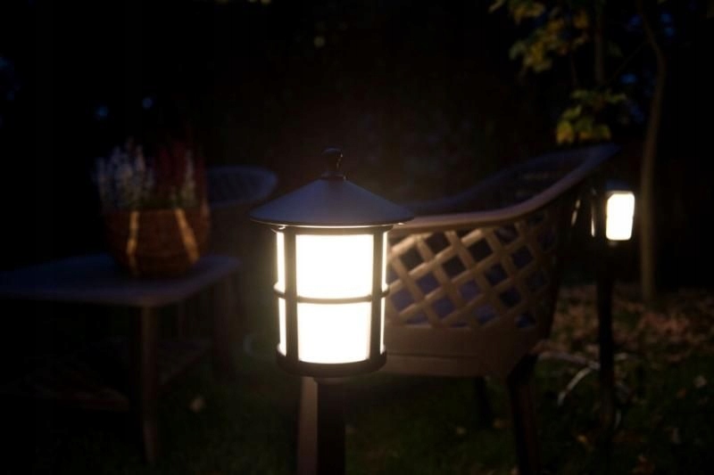 Vonkajšie osvetlenie na stĺpiku terasy pri záhradnom nábytku Cordoba