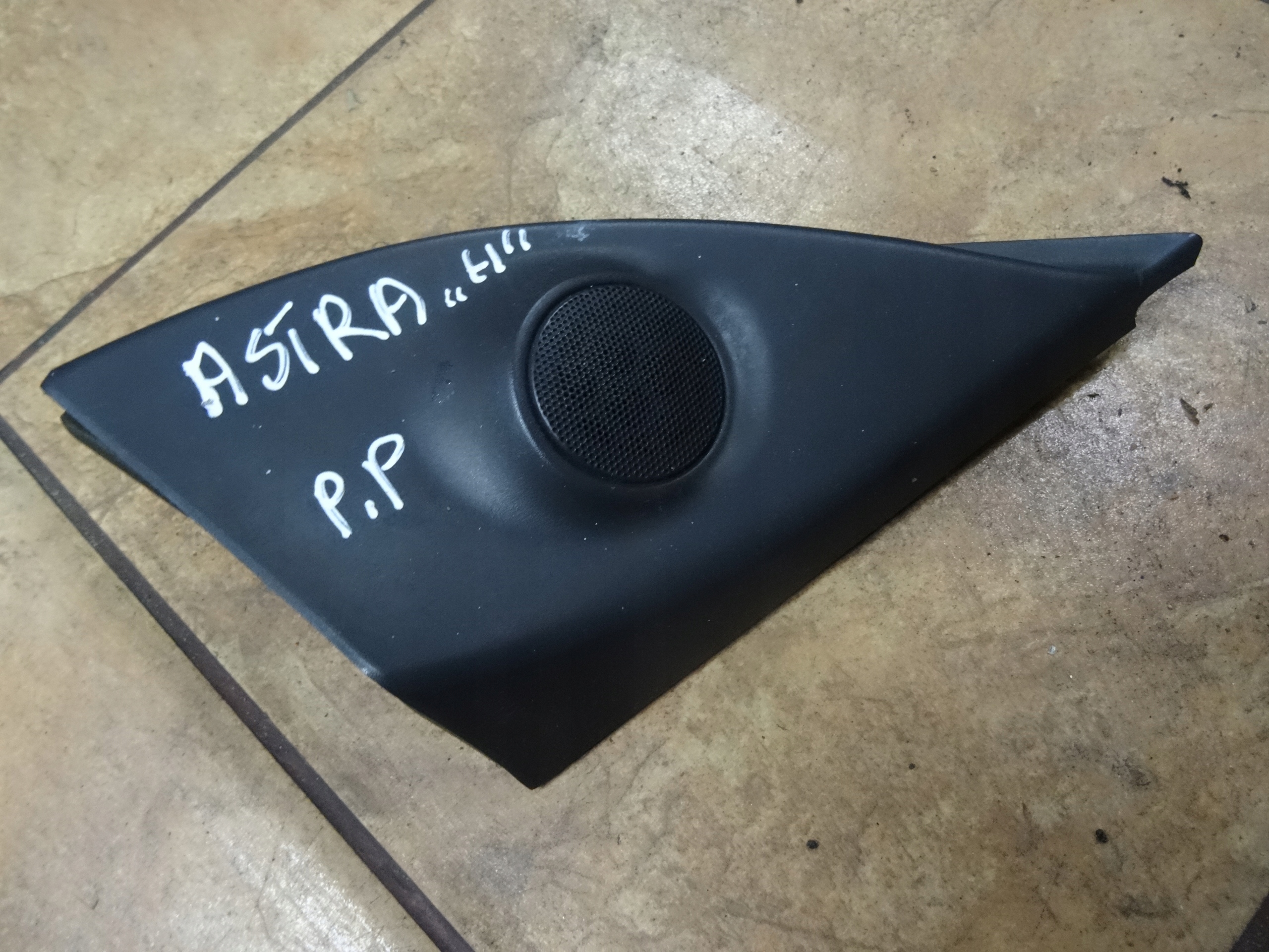 ASTRA H OSŁONA TRÓJKĄT GŁOŚNIKA PRAWY PRZÓD