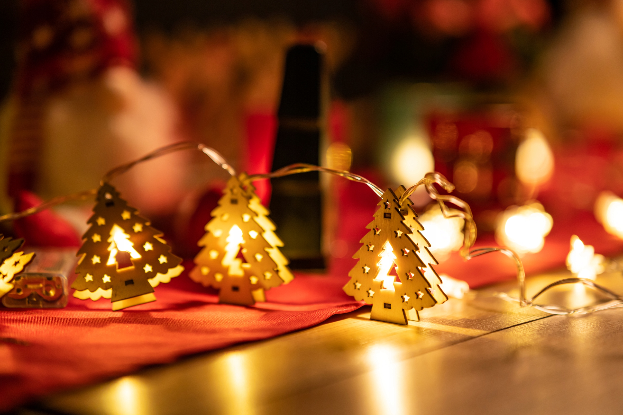 LAMPKI CHOINKI DREWNIANE LED OZDOBA ŚWIĄTECZNA NA BATERIE 120CM Kolor lampek biały