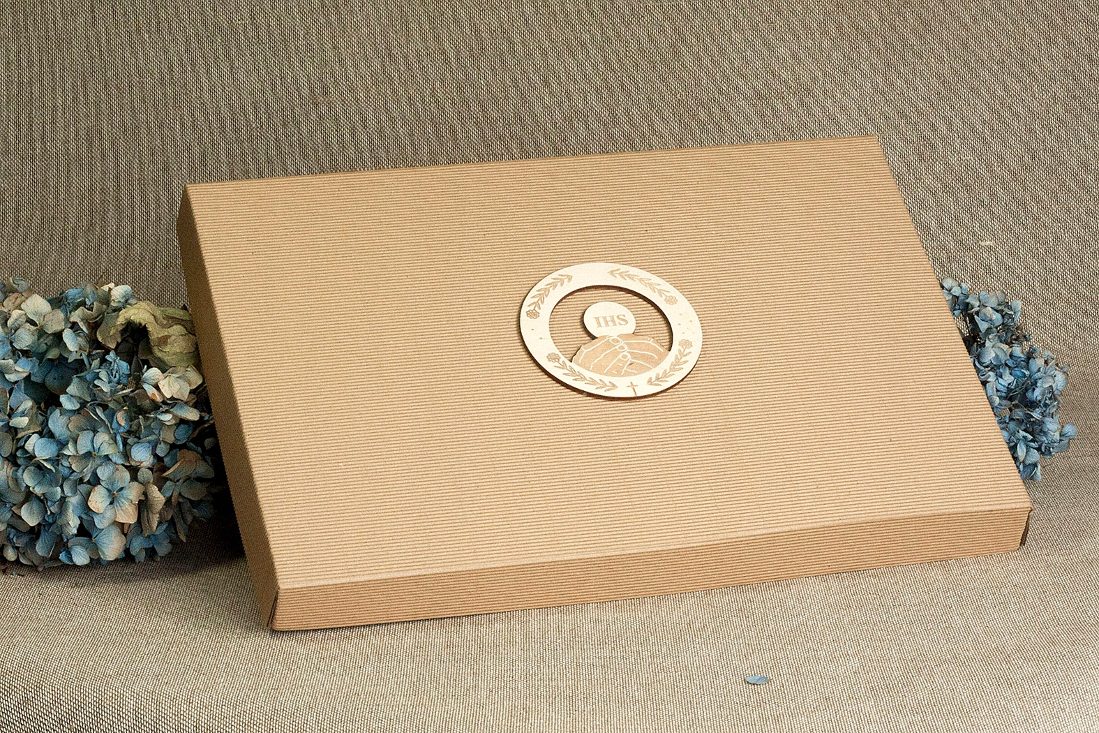 Tekturowe pudełko ozdobne na album drewniany Model ARTKEY026