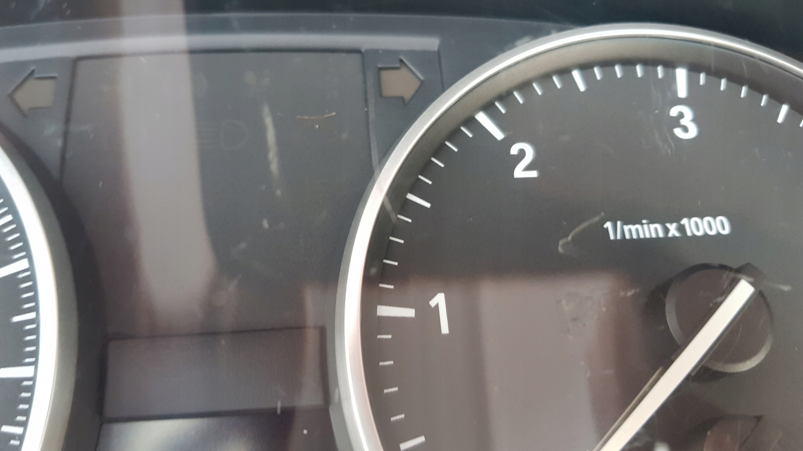 BMW E90 E91 2.0D budíky hodiny 9187060