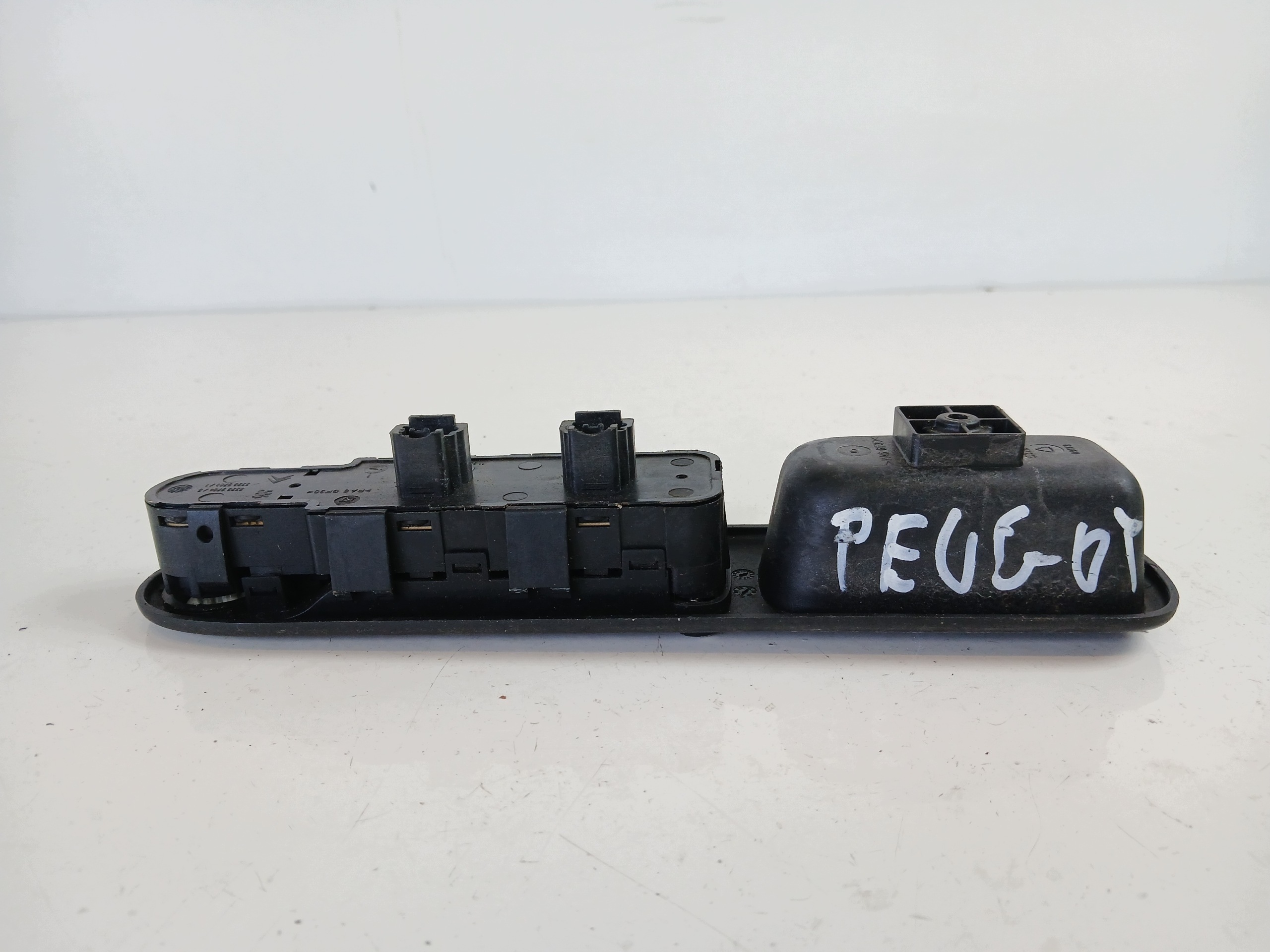 PEUGEOT 307 PANEL okna levý předek 96498420XT
