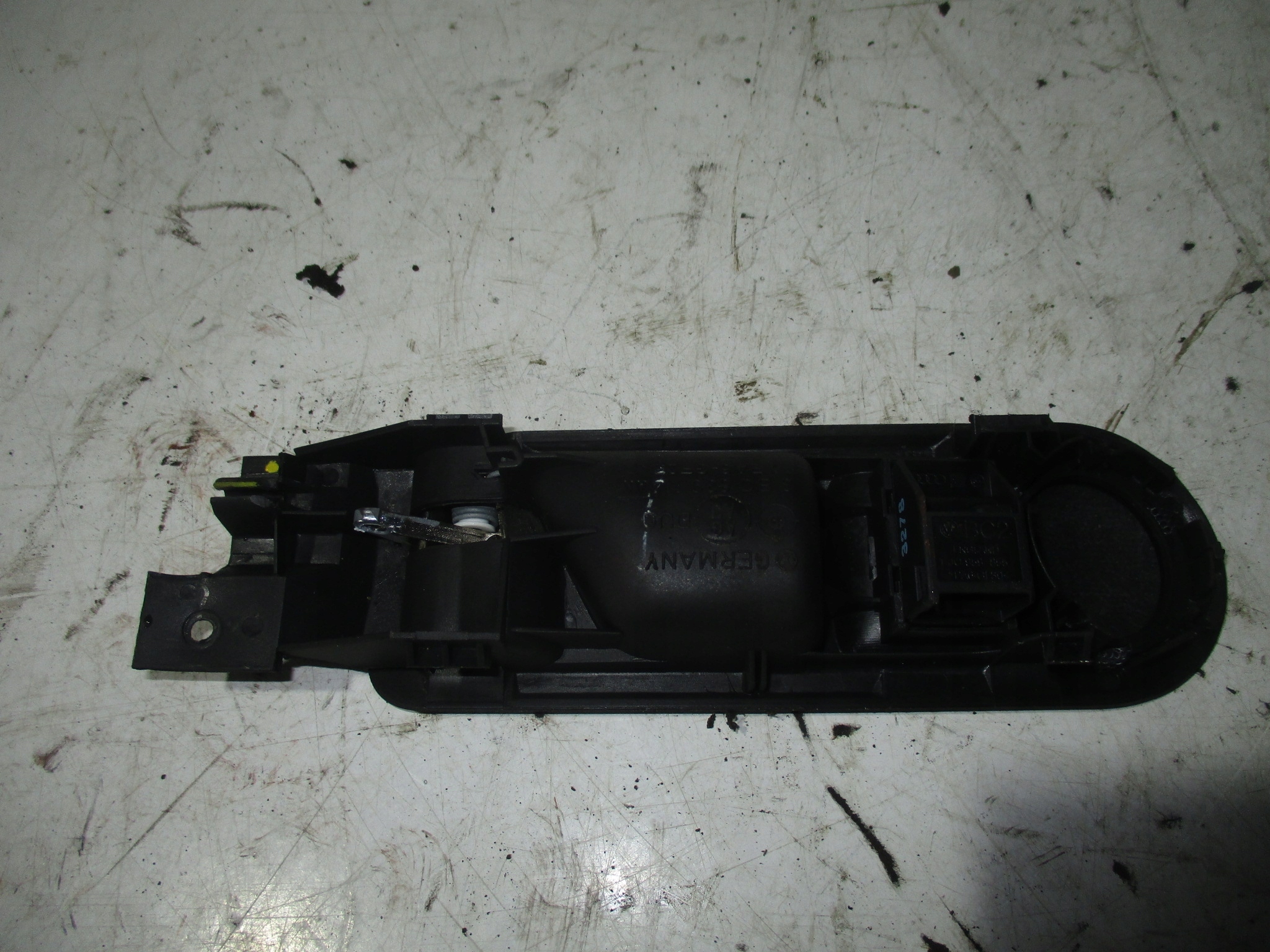 KLAMKA WEWNĘTRZNA TYLNA TYŁ PRAWA VW PASSAT B5 Producent części Volkswagen OE