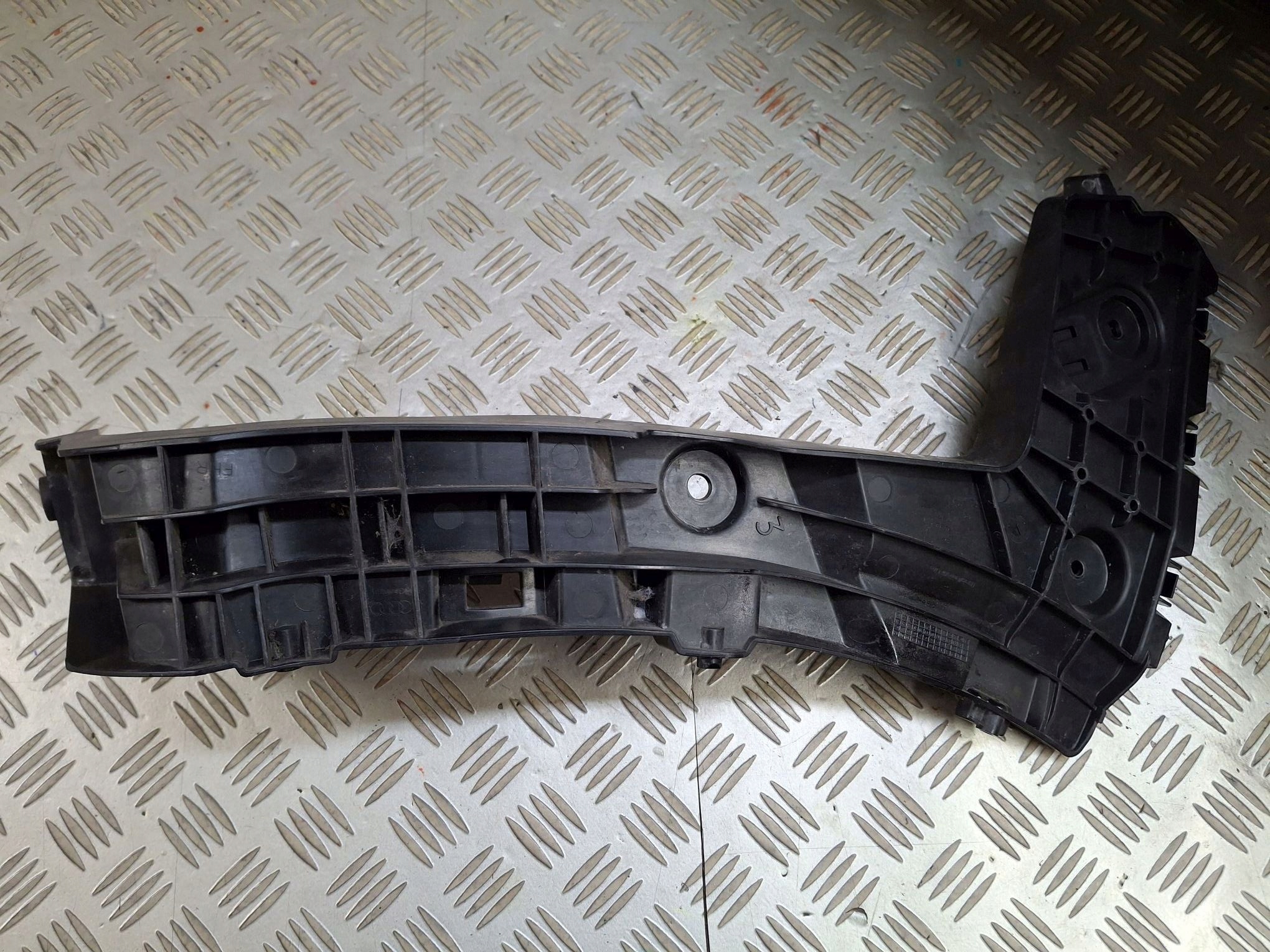 right bumper bracket of the rear AUDI Q2 2016->