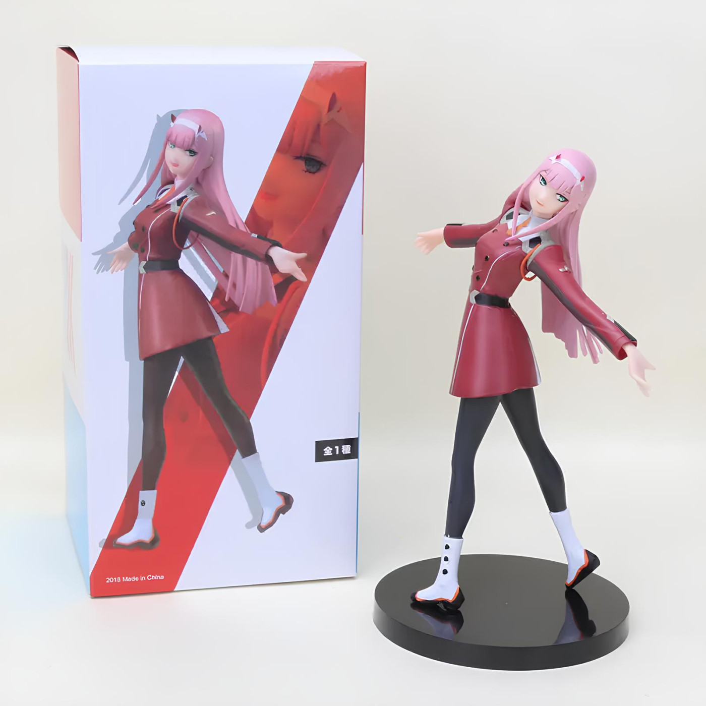 Figurka anime dziewczyna z różowymi włosami w czerwonym stroju