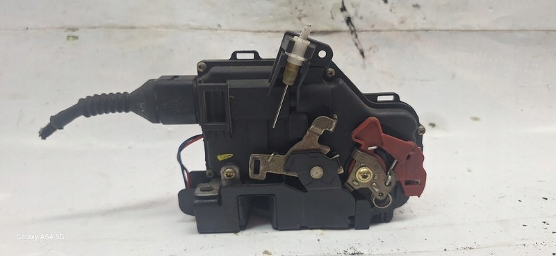 lock door AUDI A4 01- right front 481837016E