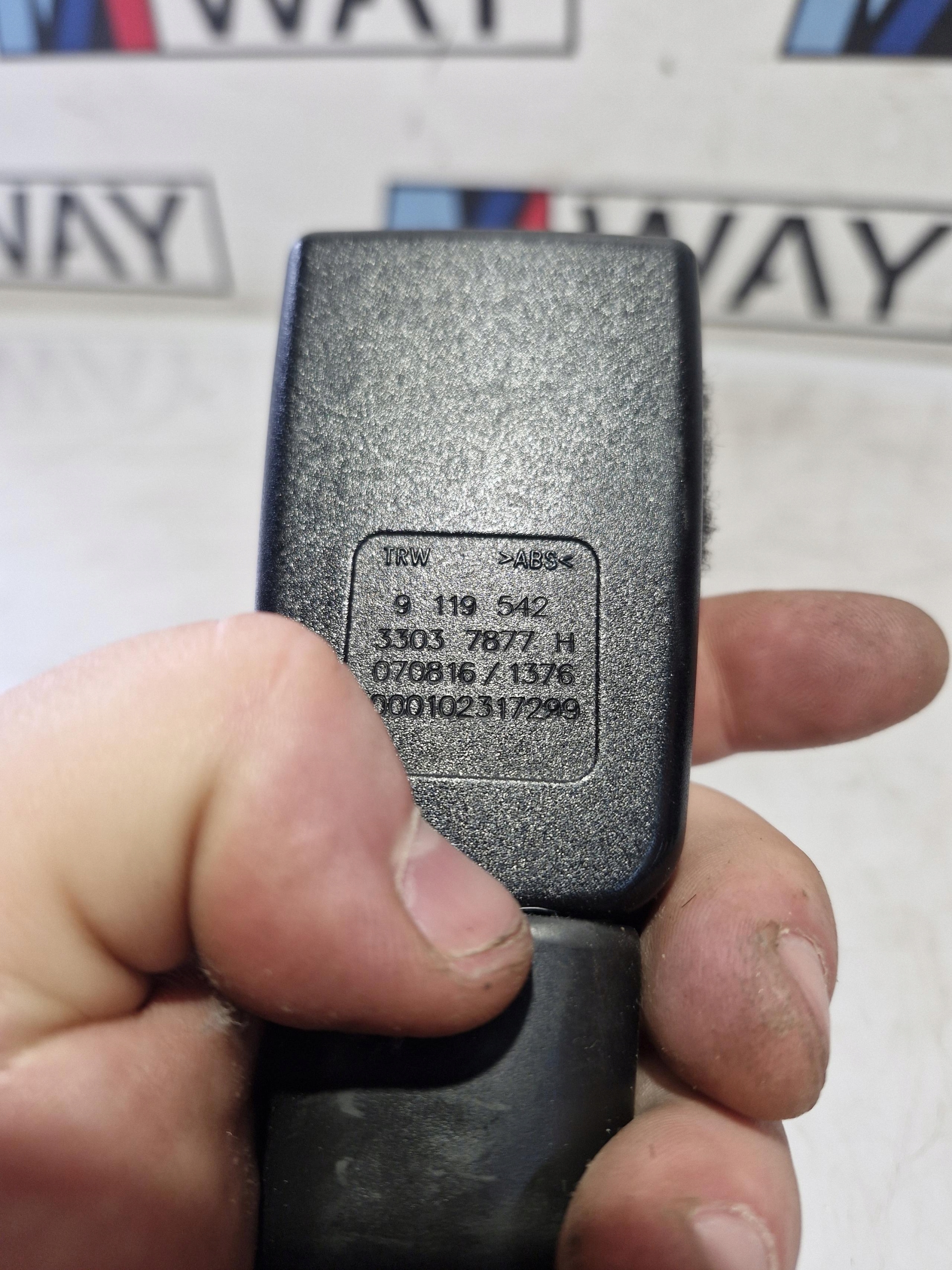 9119542 BMW E81 E82 E87 E90 E91 Fixation ceinture de Sécurité Droite Avant