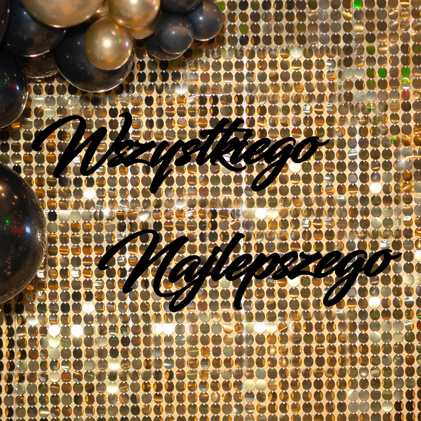 Velký černý nápis Všechno nejlepší k narozeninám na zeď