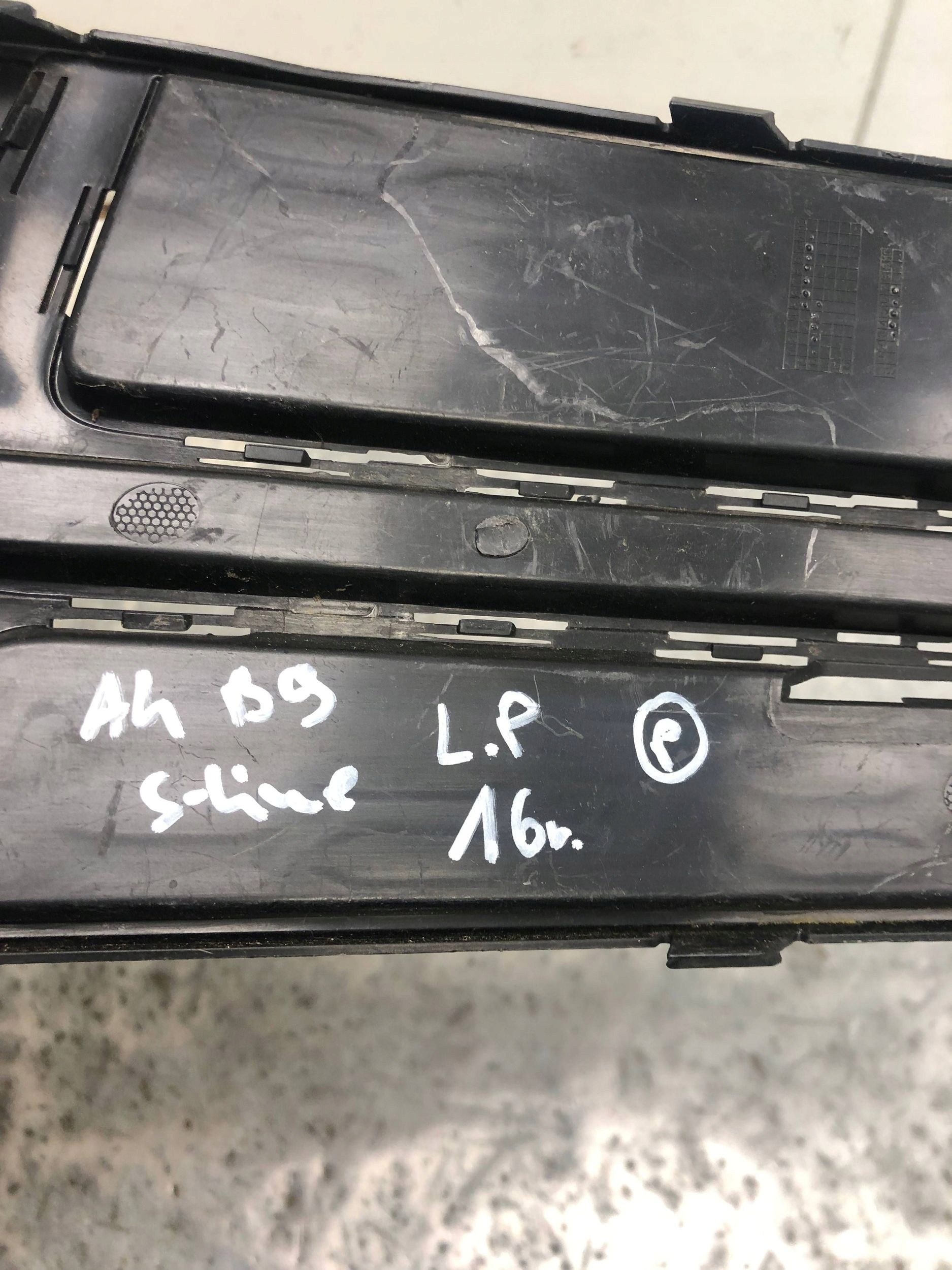 grid of a bumper left front AUDI A4 B9 S-LINE 8W0807681F