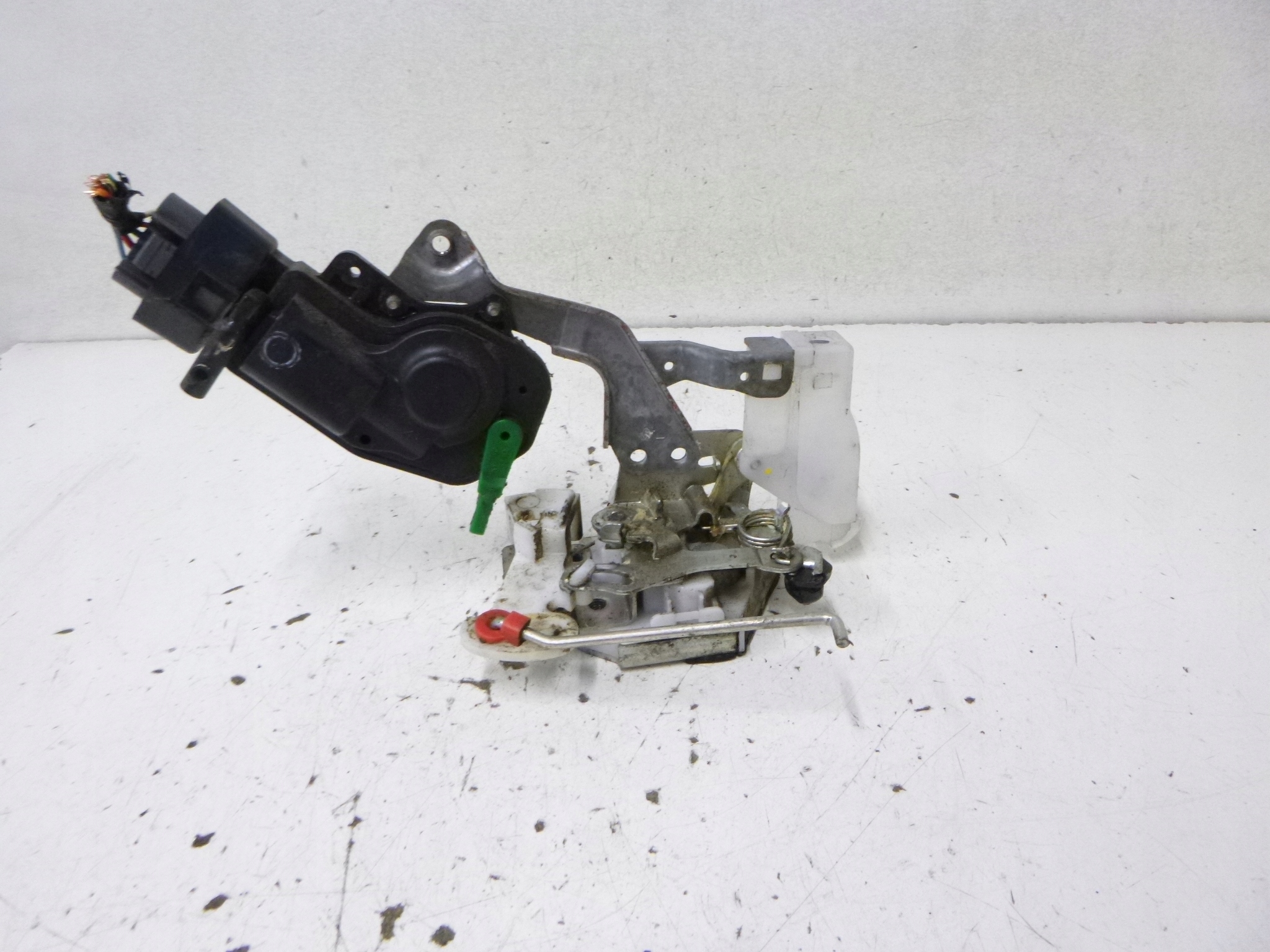 lock door front left Peugeot 107 2006r.