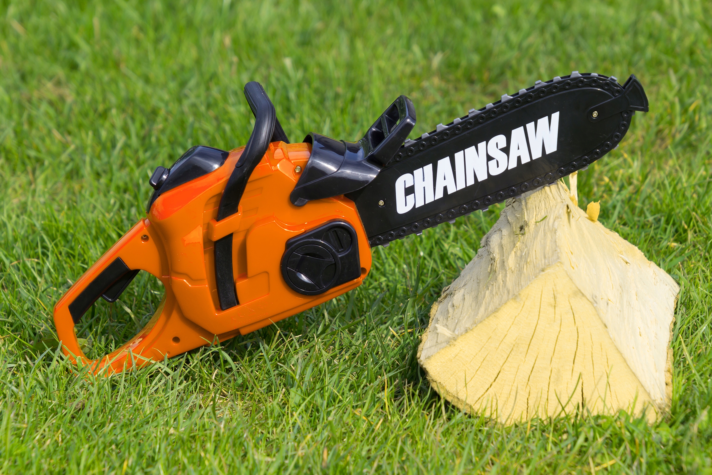 PIŁA ŁAŃCUCHOWA DLA DZIECI Z KASKIEM RĘKAWICAMI OKULARAMI ZESTAW DRWALA Szerokość produktu 37 cm