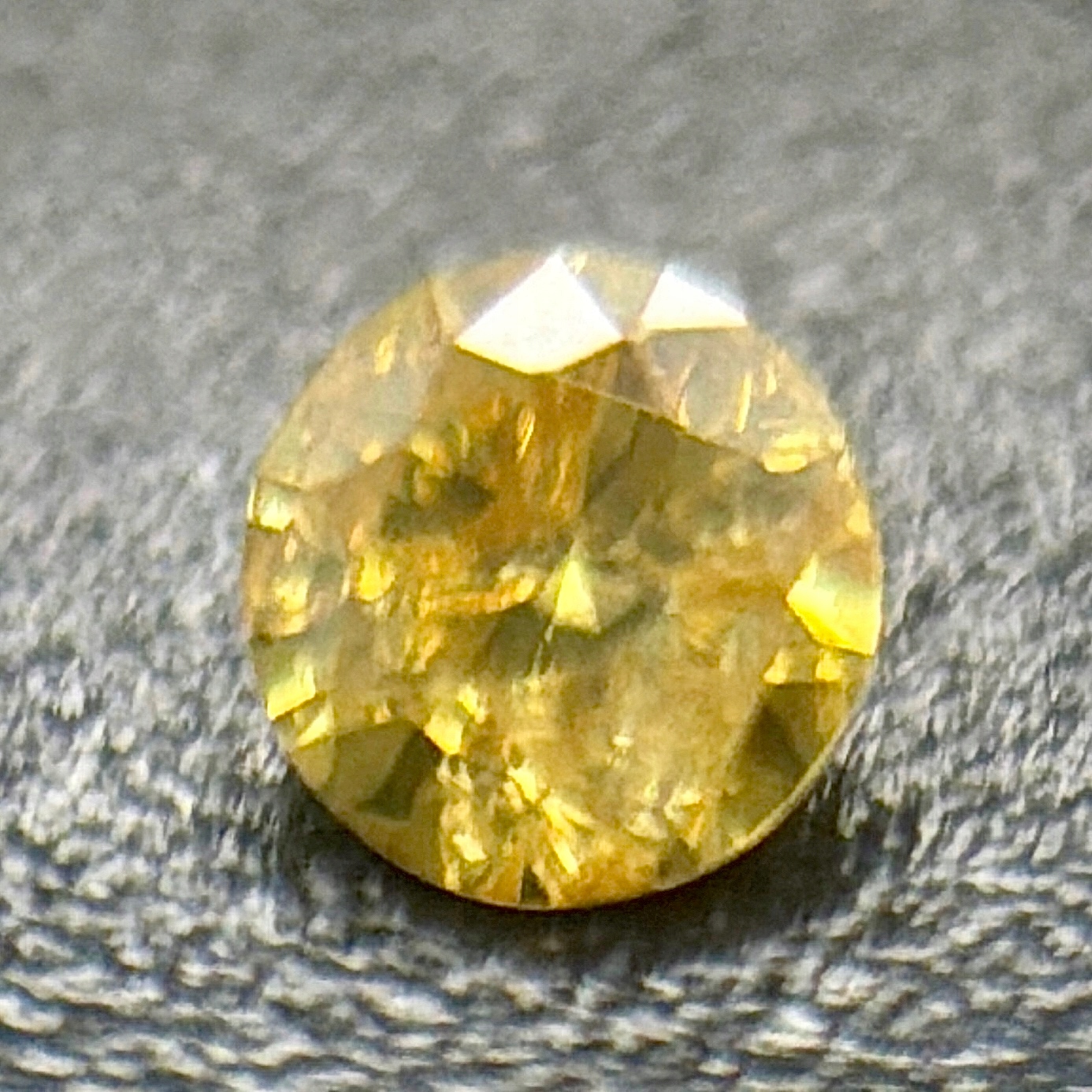 Přírodní diamant 0.03 ct Žlutý Briliant certifikát Wbd