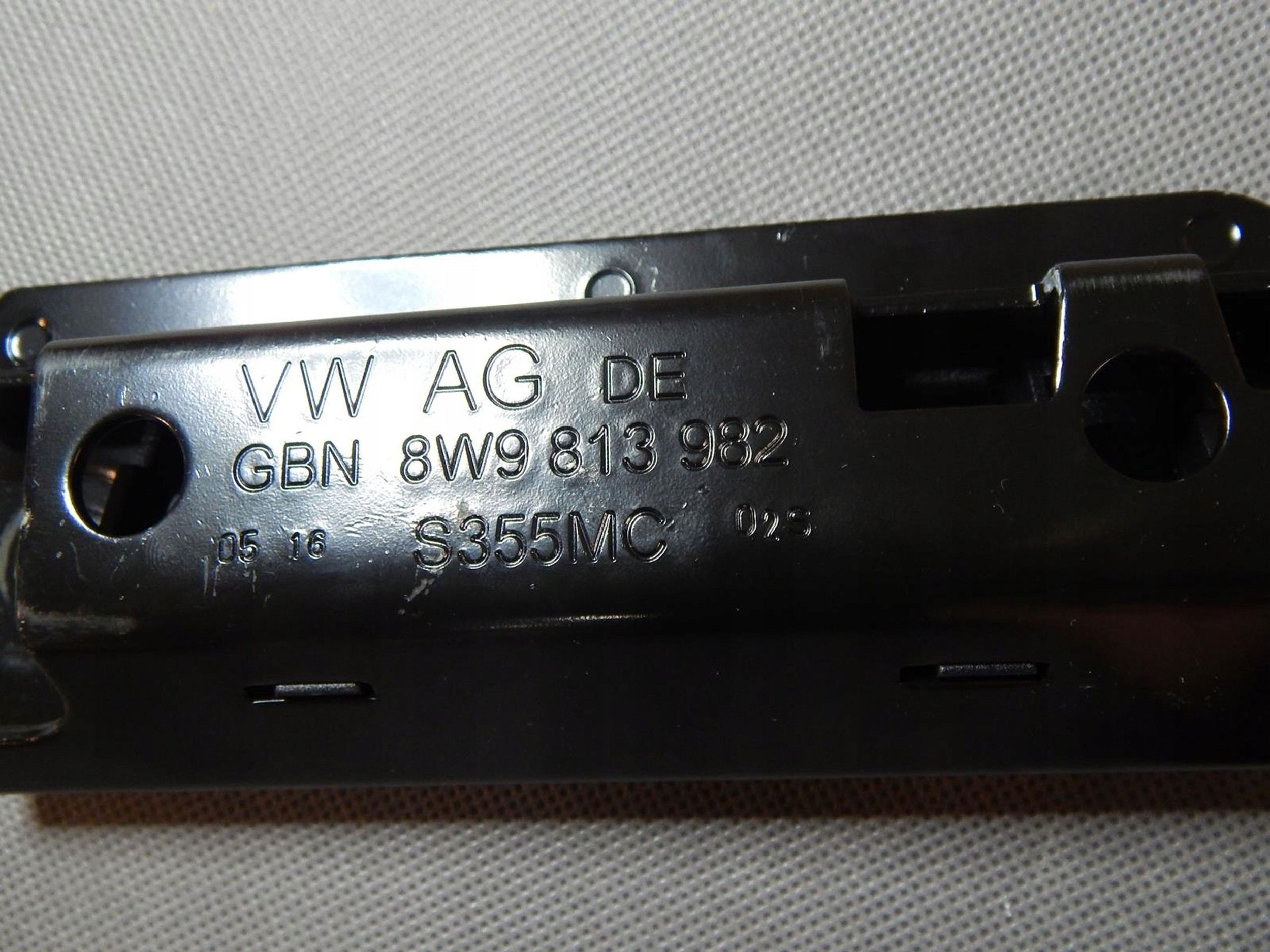 AUDI A4 B9 Poignée Support plaque 8W9813982
