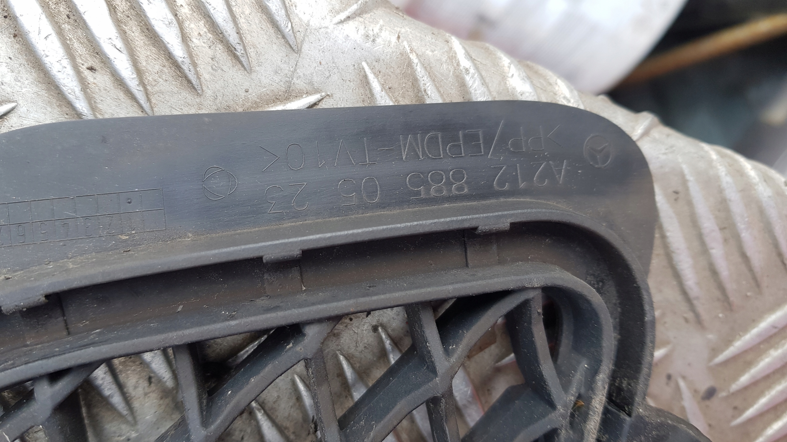 MERCEDES W212 grid of a bumper front