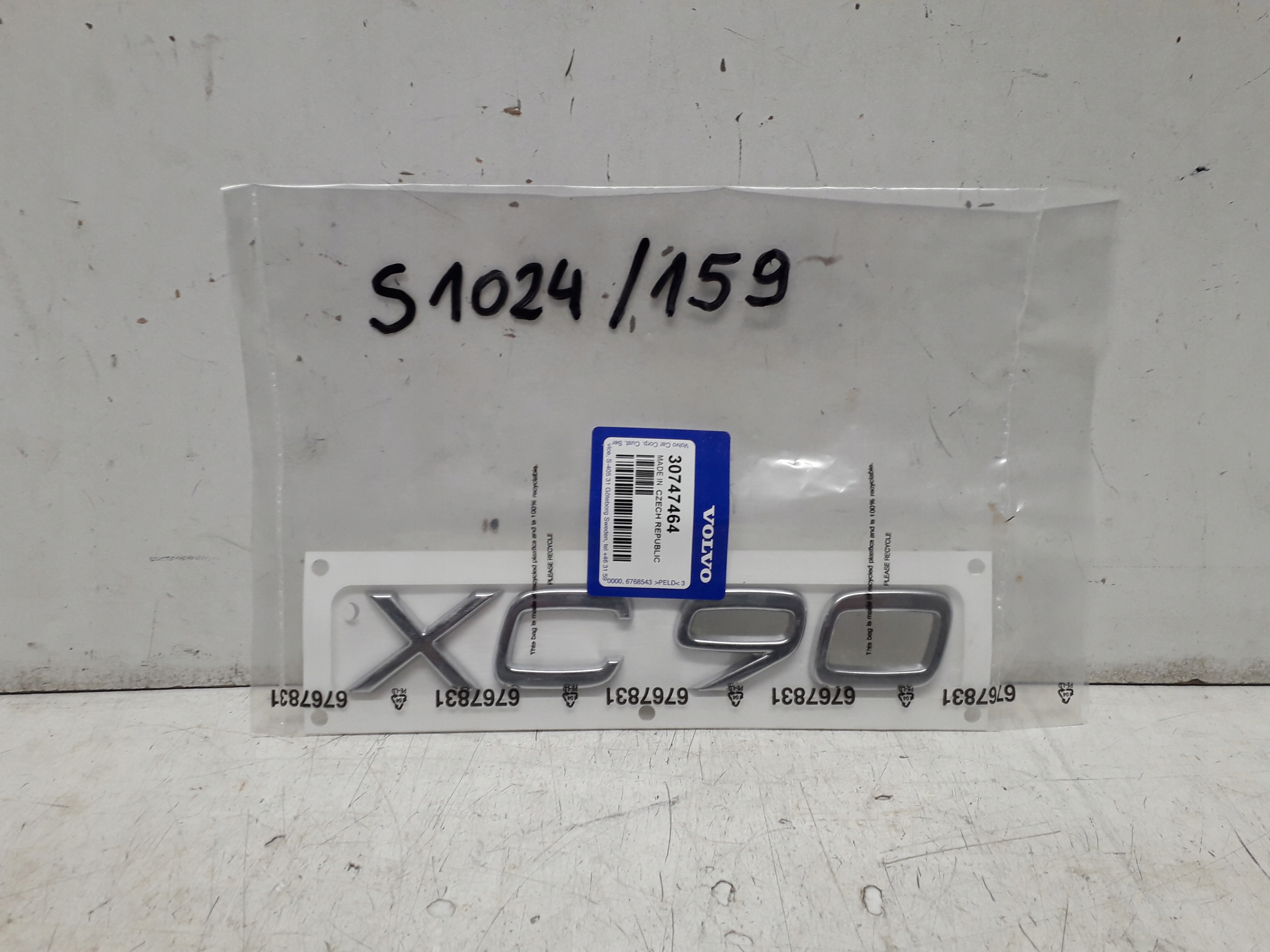 VOLVO XC90 2 II 15- EMBLEMAT ZNACZEK NAPIS NA KLAPĘ 30747464 Numer katalogowy części VOLVO XC90 2 II 15- EMBLEMAT ZNACZEK NAPIS NA KLAPĘ 30747464 - RTEKO